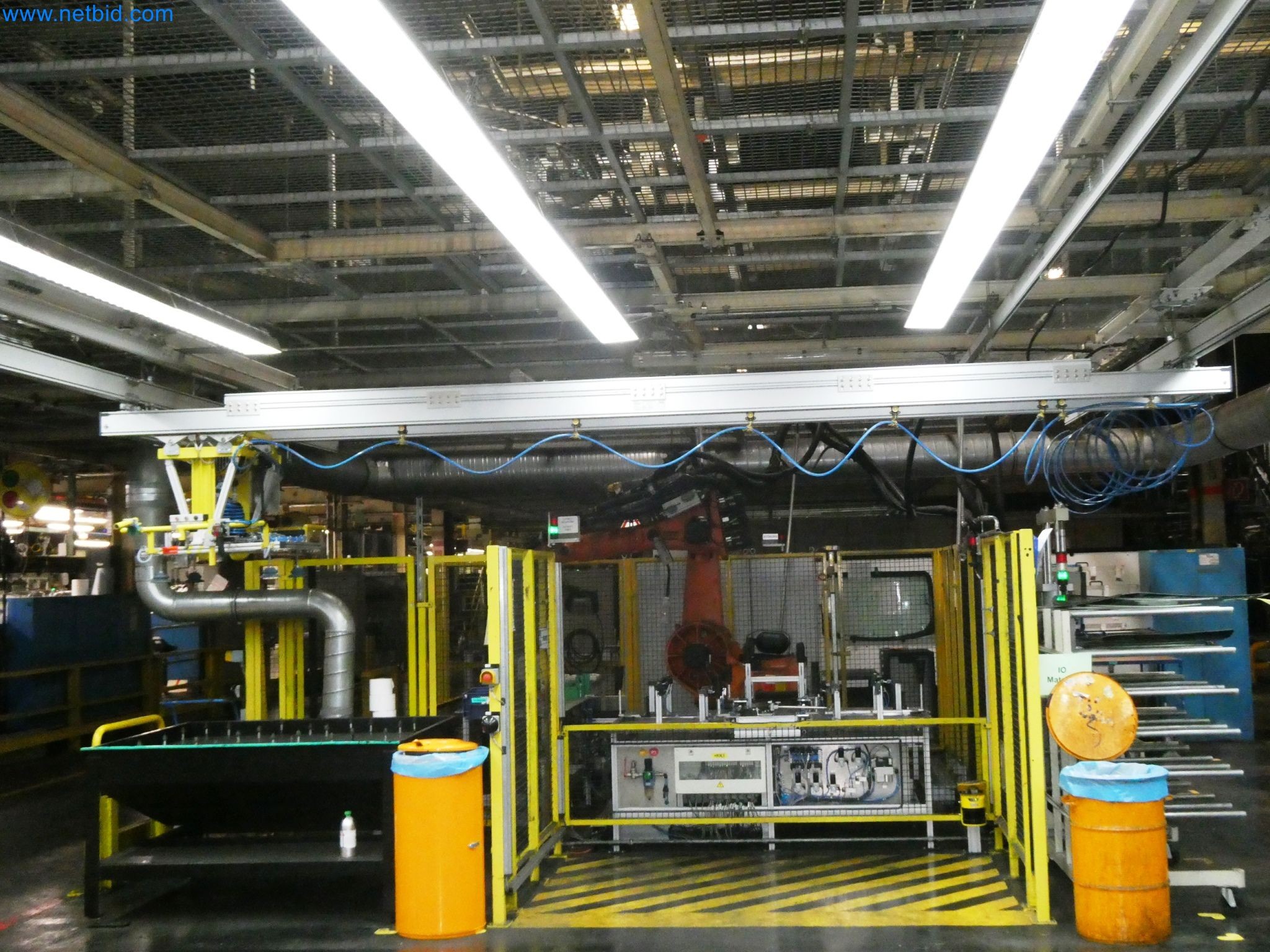 Roboty, svařovací zařízení a montážní příslušenství z automobilového průmyslu-8