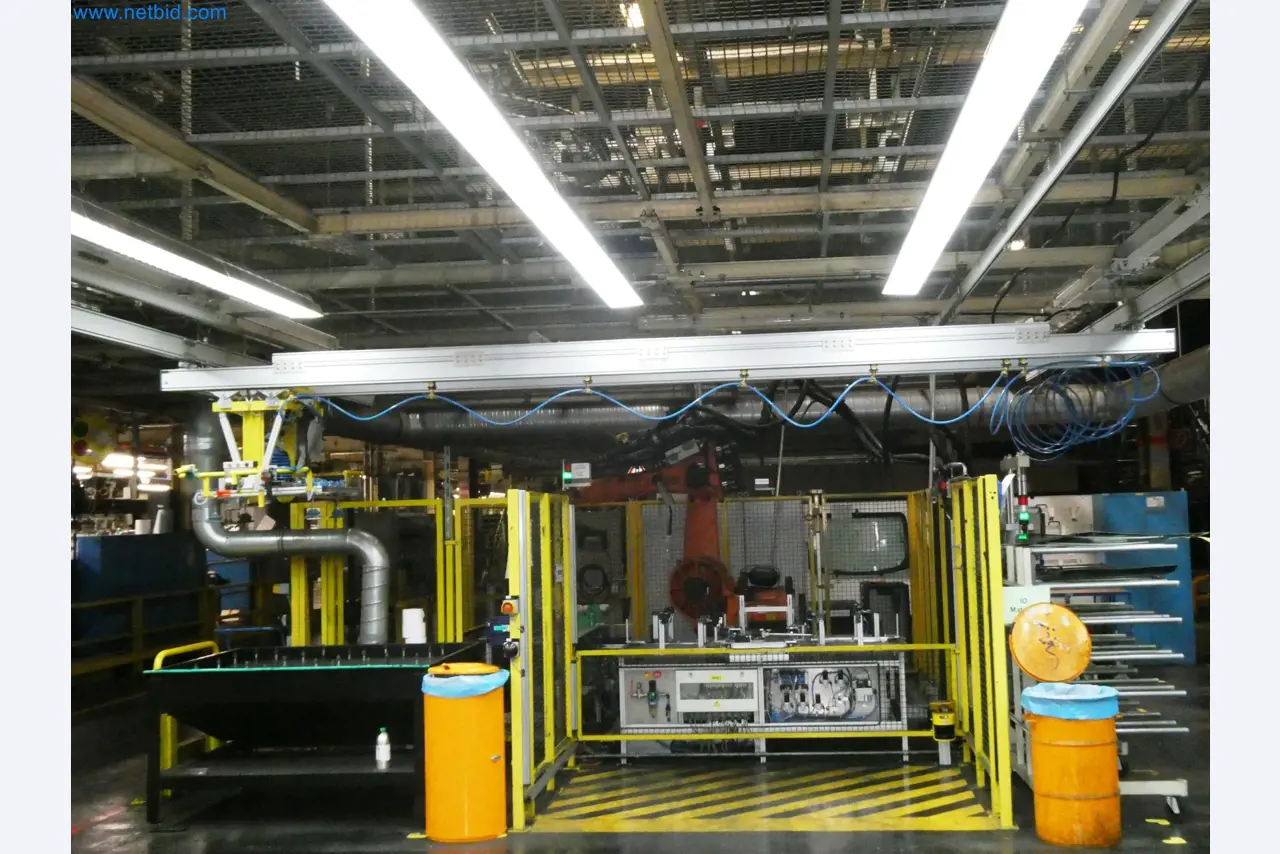 Roboty, svařovací zařízení a montážní příslušenství z automobilového průmyslu-8