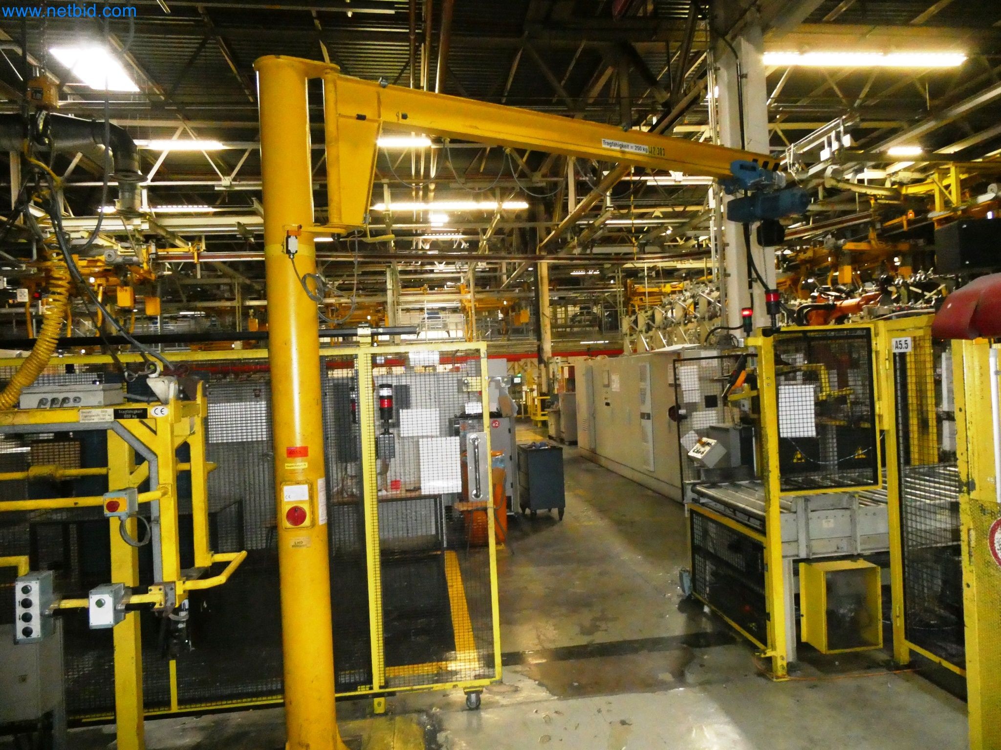 Robôs, equipamento de soldadura e acessórios de montagem da indústria automóvel-1