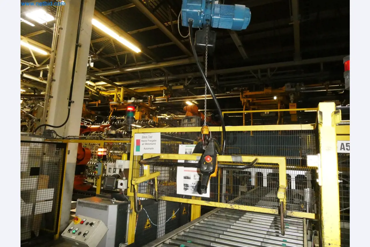 Roboty, svařovací zařízení a montážní příslušenství z automobilového průmyslu-4