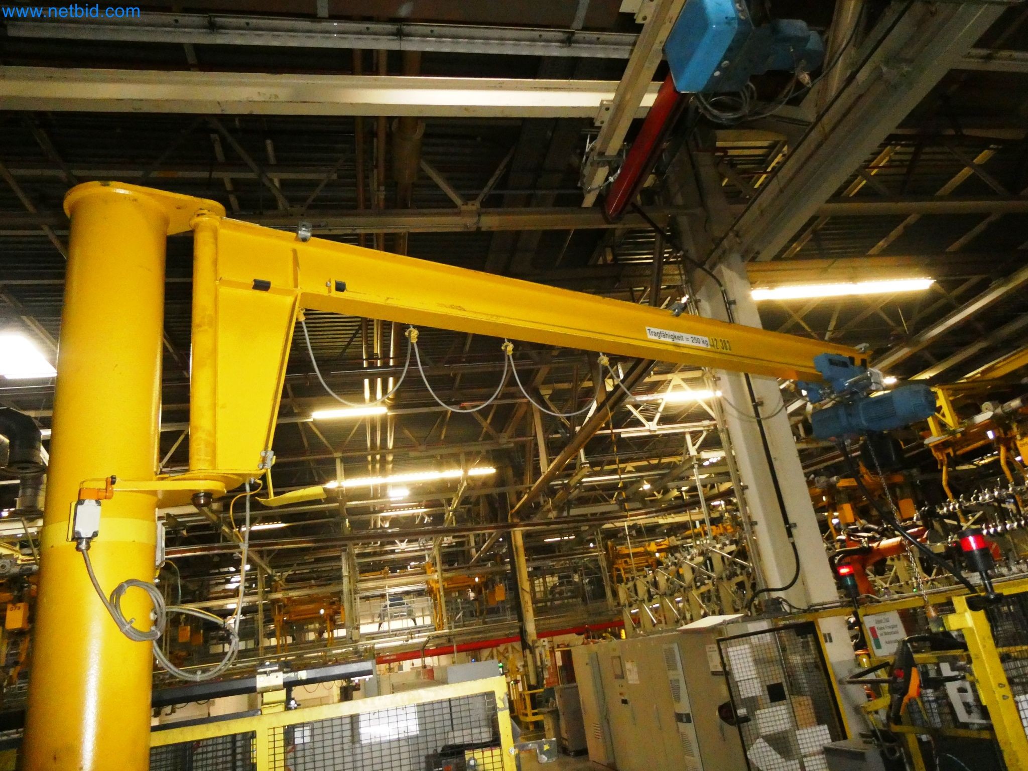 Robôs, equipamento de soldadura e acessórios de montagem da indústria automóvel-5