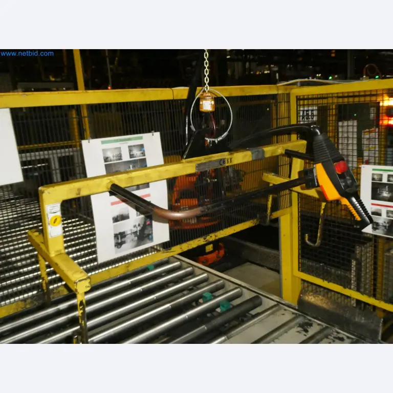 Roboty, svařovací zařízení a montážní příslušenství z automobilového průmyslu-6