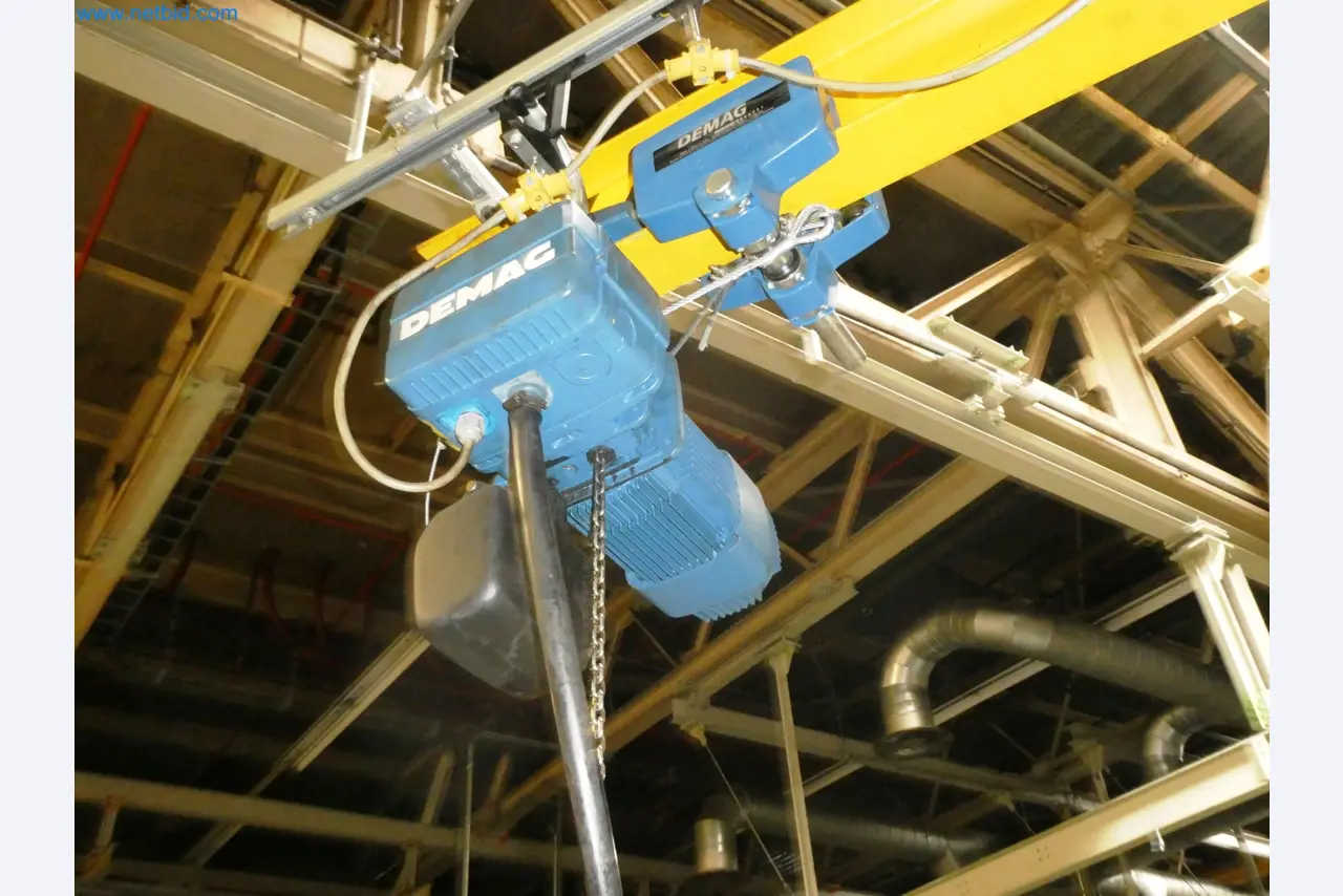 Roboty, svařovací zařízení a montážní příslušenství z automobilového průmyslu-7