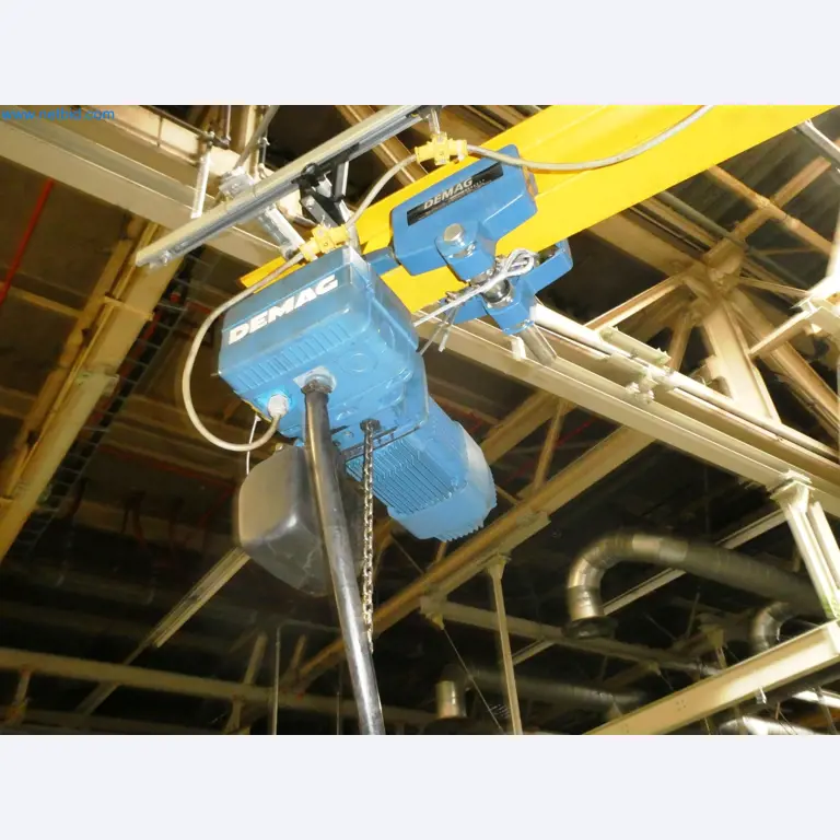 Roboty, svařovací zařízení a montážní příslušenství z automobilového průmyslu-7