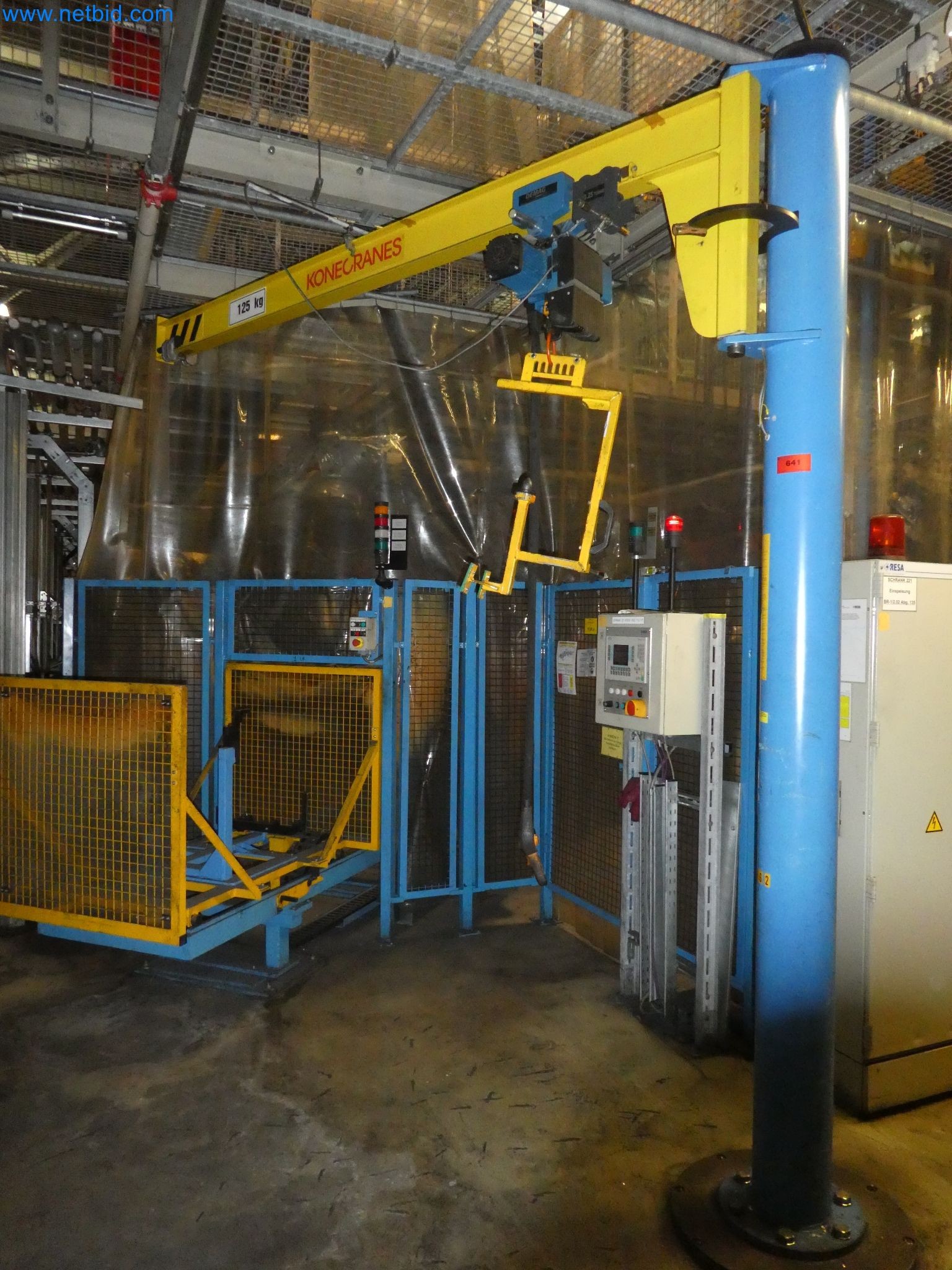 Robôs, equipamento de soldadura e acessórios de montagem da indústria automóvel-1