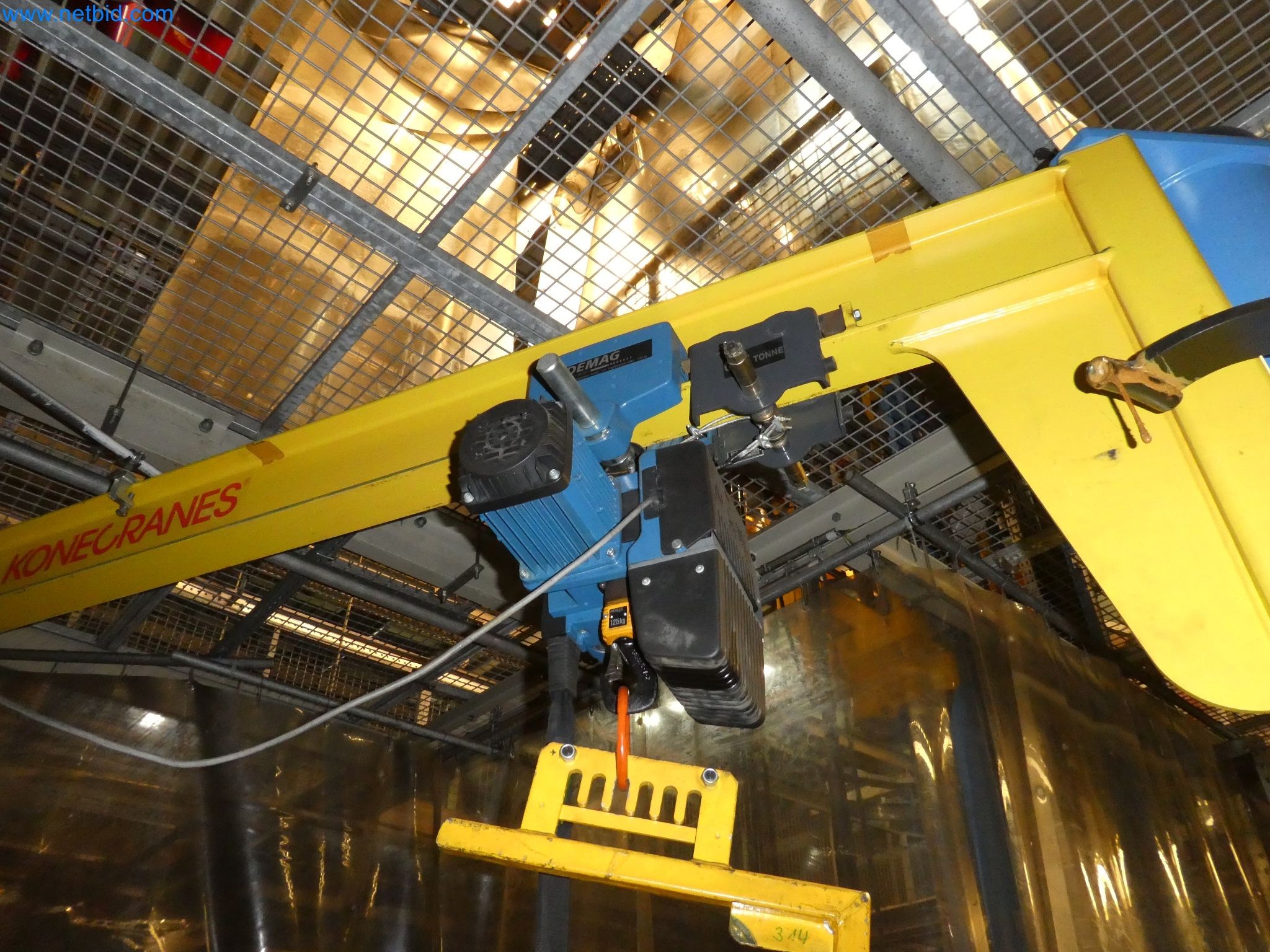 Robôs, equipamento de soldadura e acessórios de montagem da indústria automóvel-4