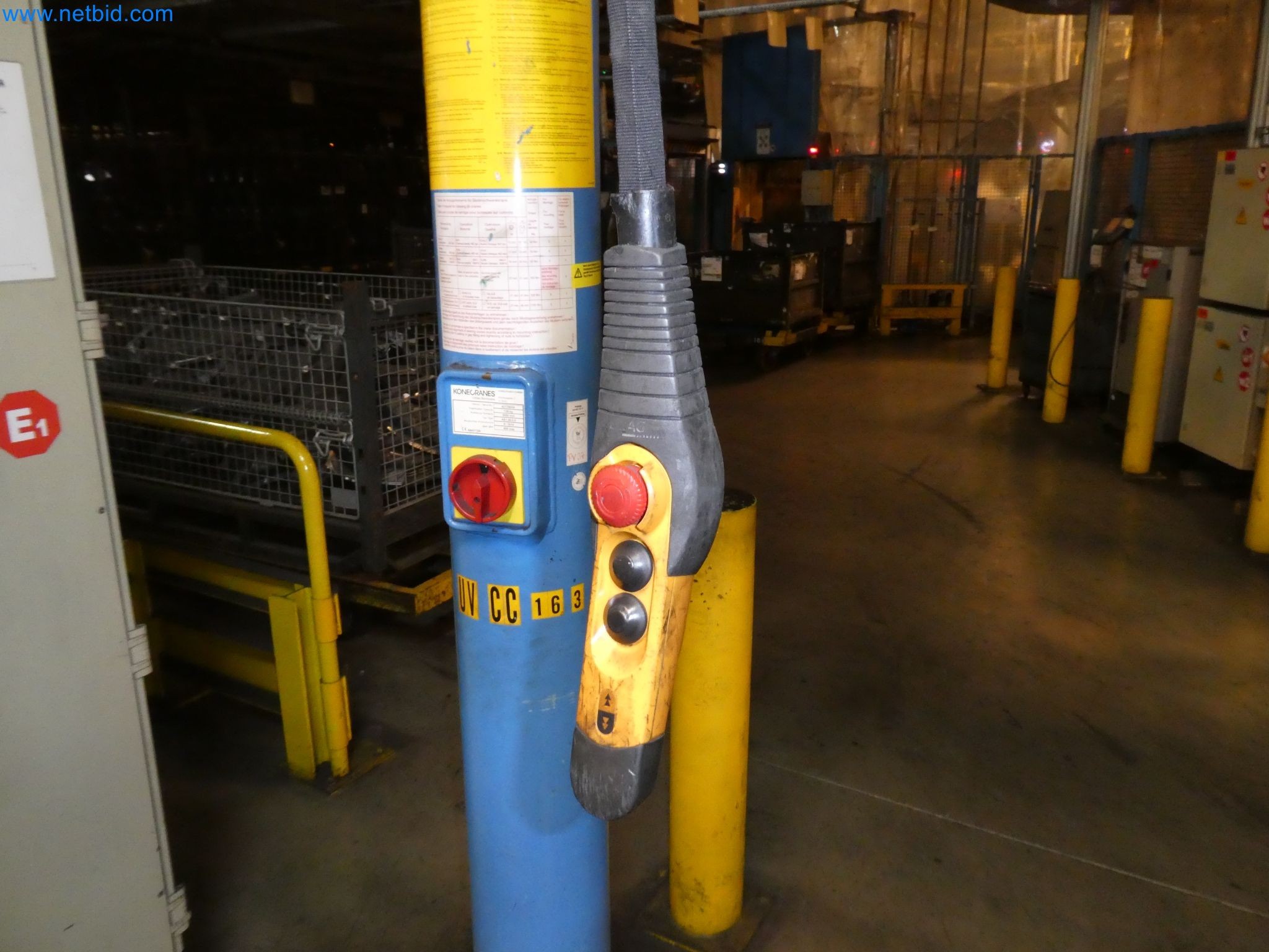 Robôs, equipamento de soldadura e acessórios de montagem da indústria automóvel-1