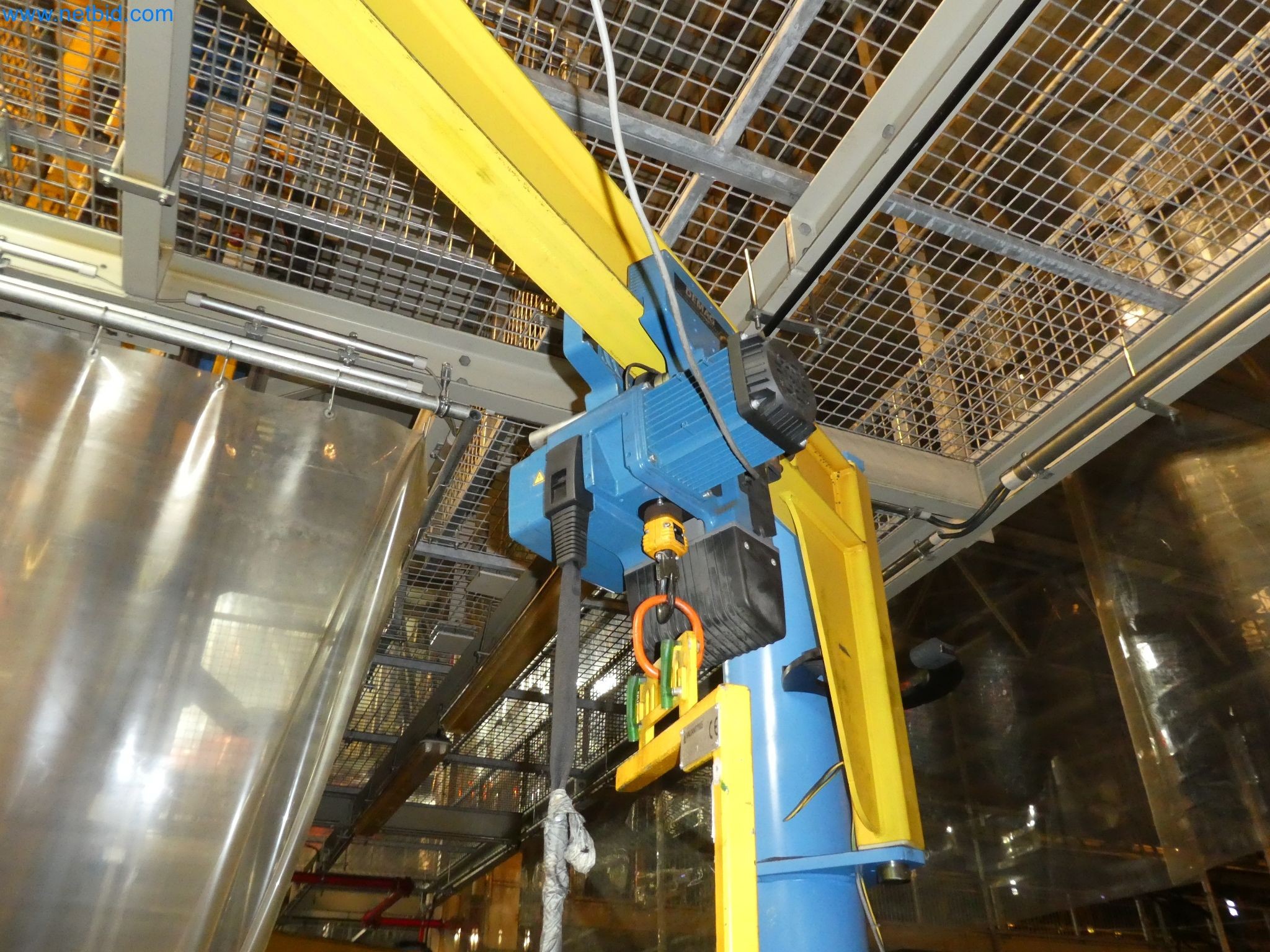 Robôs, equipamento de soldadura e acessórios de montagem da indústria automóvel-3