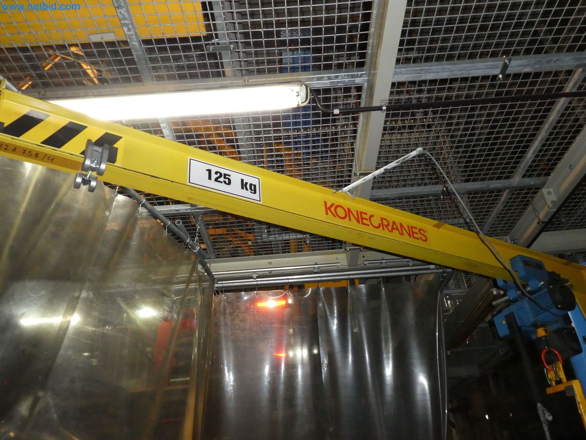 Robôs, equipamento de soldadura e acessórios de montagem da indústria automóvel-5