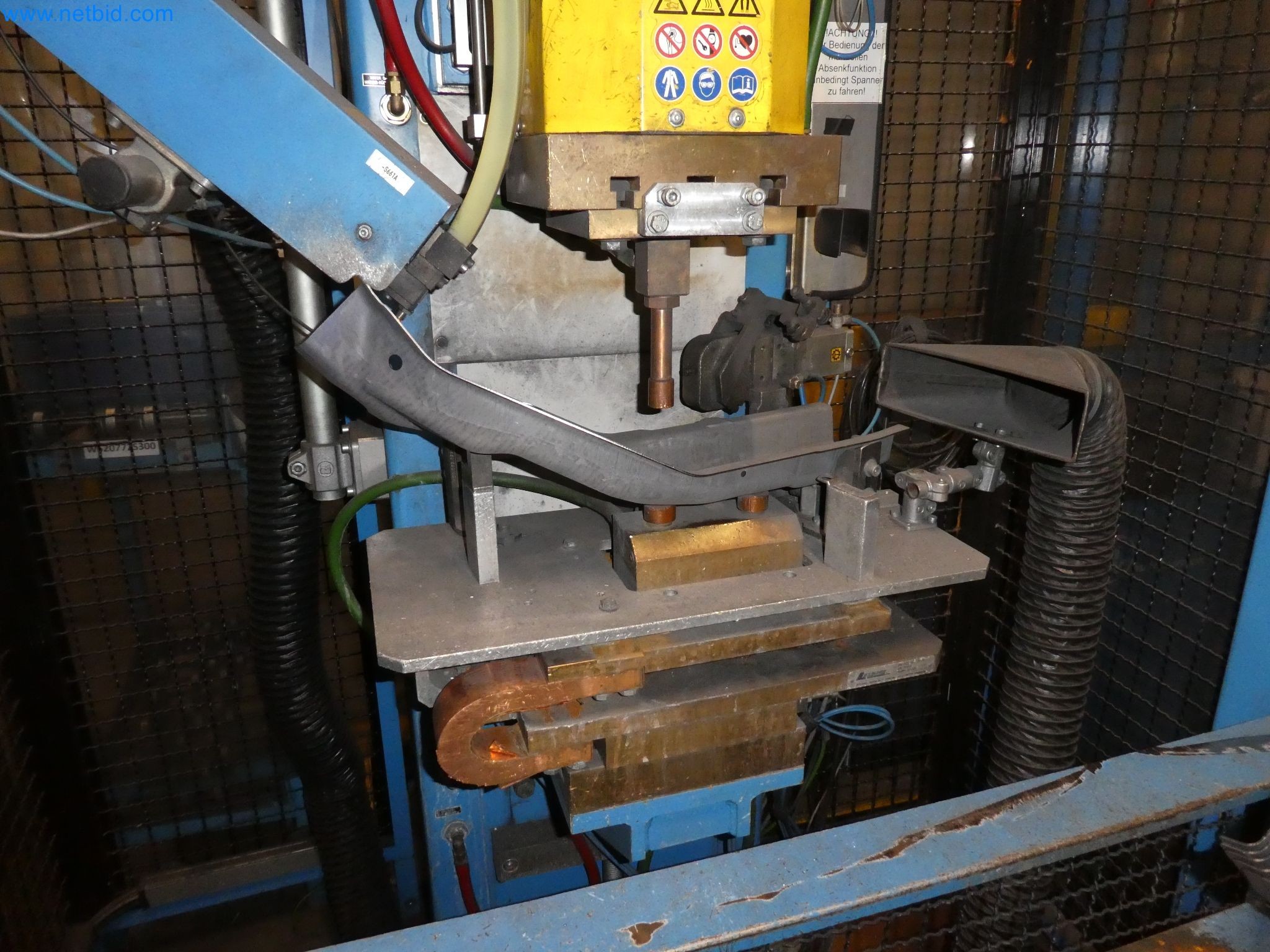 Robots, equipos de soldadura y accesorios de montaje de la industria del automóvil-1