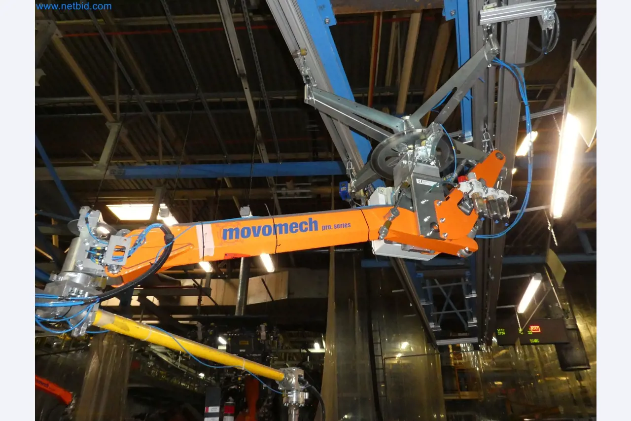 Robôs, equipamento de soldadura e acessórios de montagem da indústria automóvel-3