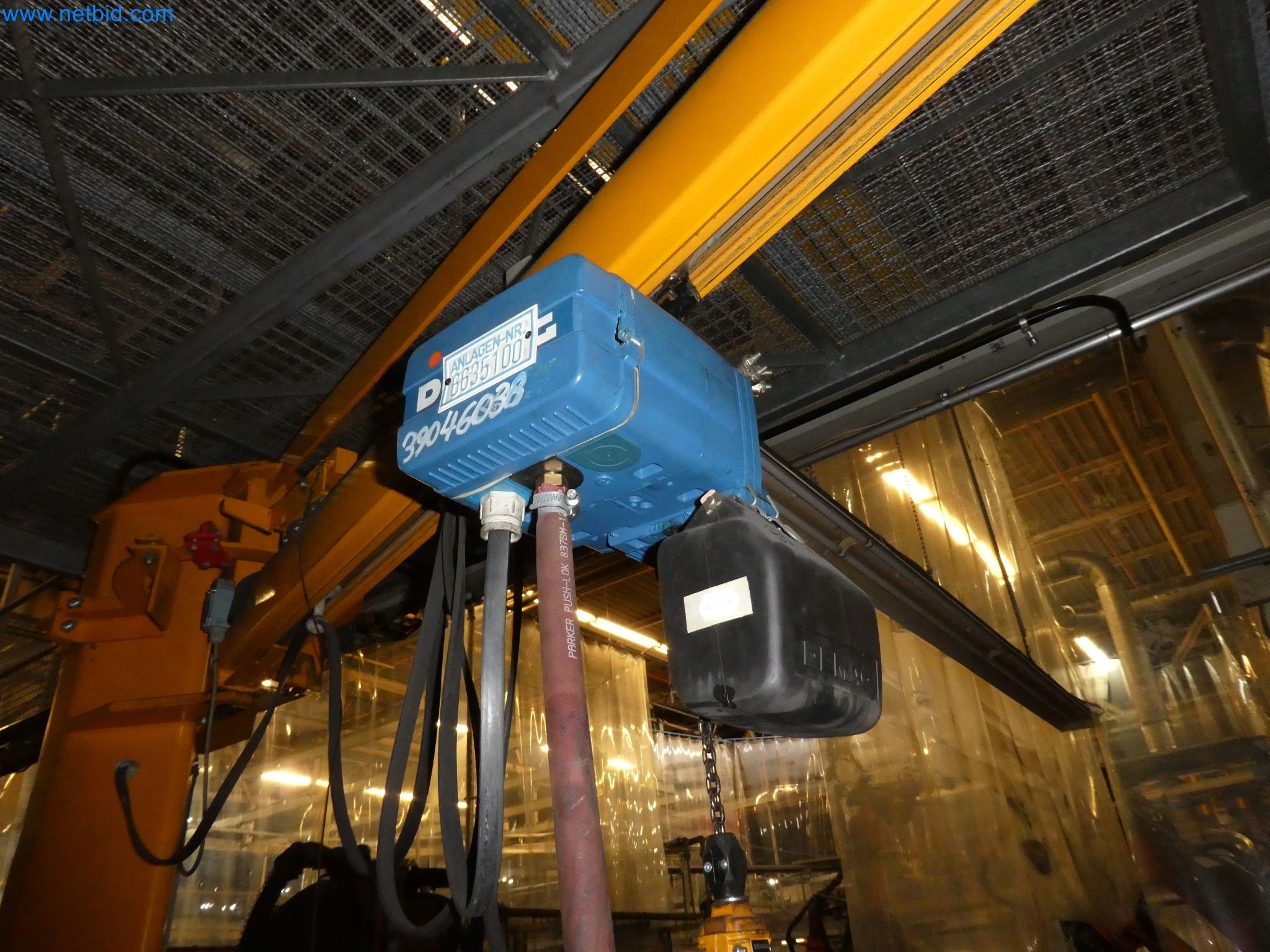 Robôs, equipamento de soldadura e acessórios de montagem da indústria automóvel-1