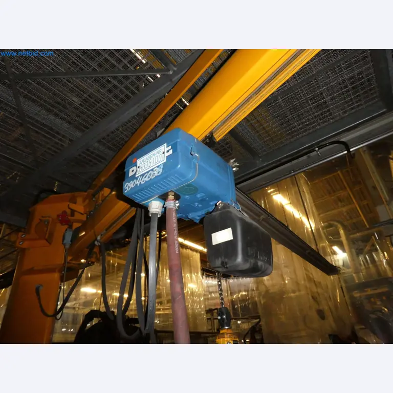 Roboty, sprzęt spawalniczy i akcesoria montażowe z branży motoryzacyjnej-1