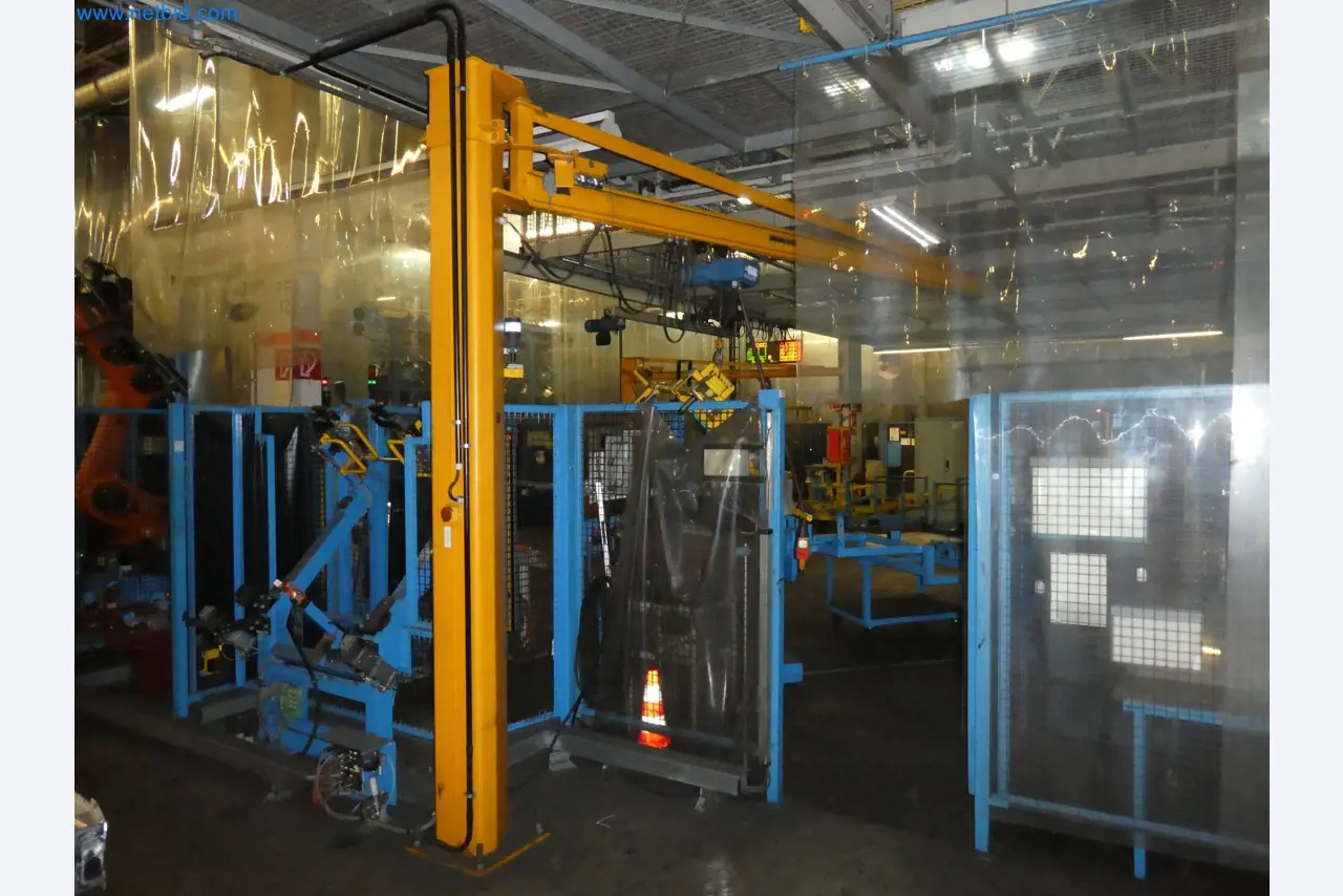 Roboty, sprzęt spawalniczy i akcesoria montażowe z branży motoryzacyjnej-2