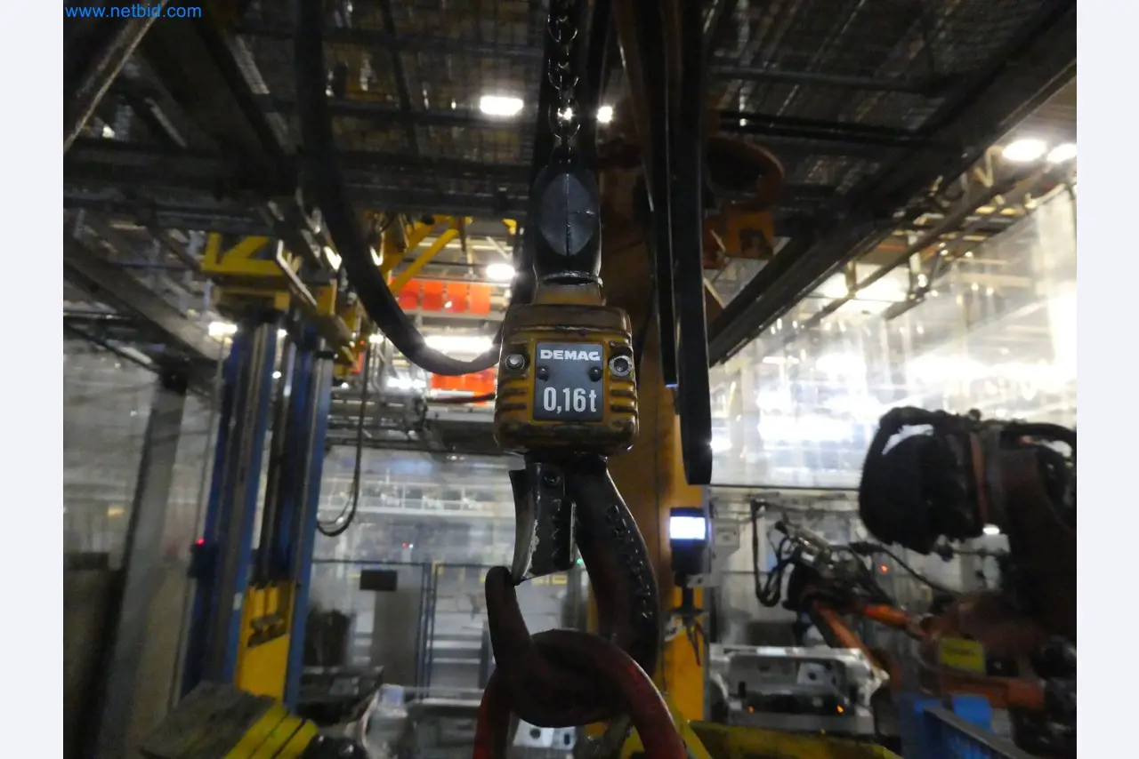 Roboty, sprzęt spawalniczy i akcesoria montażowe z branży motoryzacyjnej-3