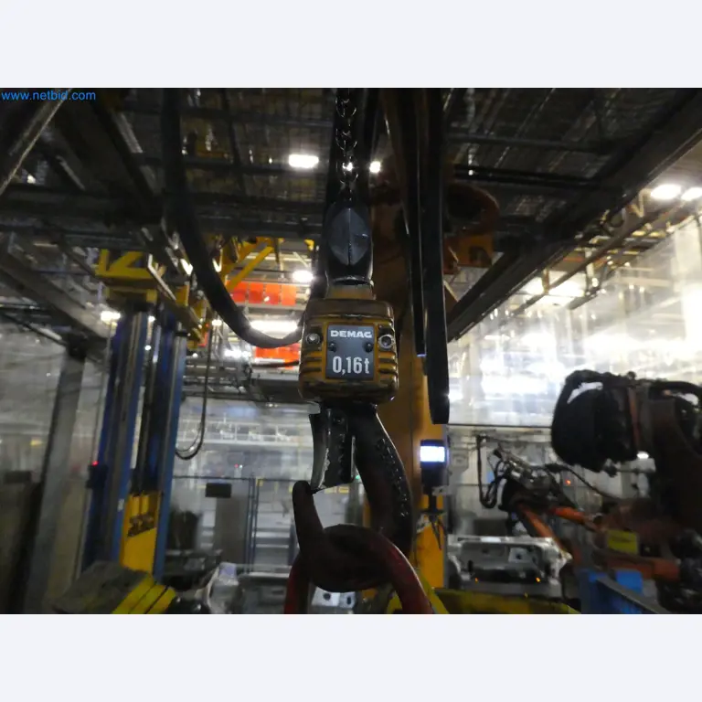 Roboty, sprzęt spawalniczy i akcesoria montażowe z branży motoryzacyjnej-3