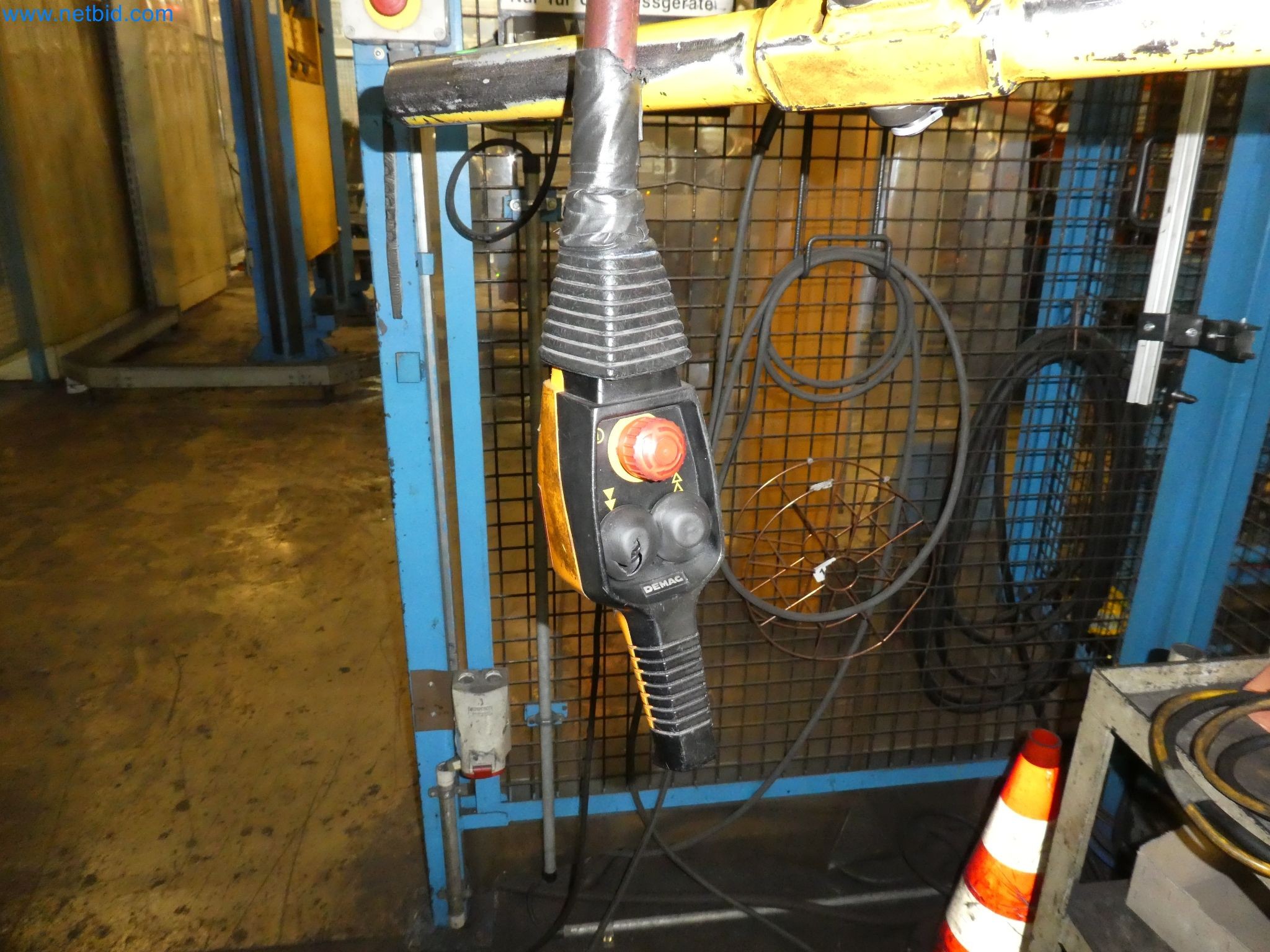 Robôs, equipamento de soldadura e acessórios de montagem da indústria automóvel-4