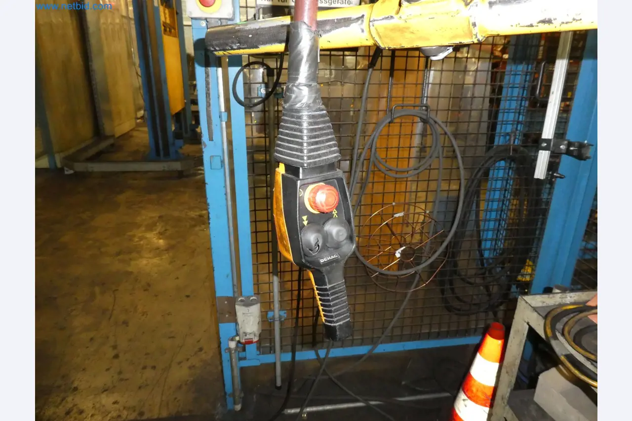 Roboty, sprzęt spawalniczy i akcesoria montażowe z branży motoryzacyjnej-4