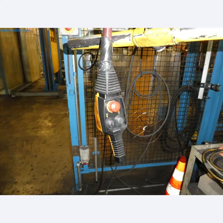 Roboty, sprzęt spawalniczy i akcesoria montażowe z branży motoryzacyjnej-4