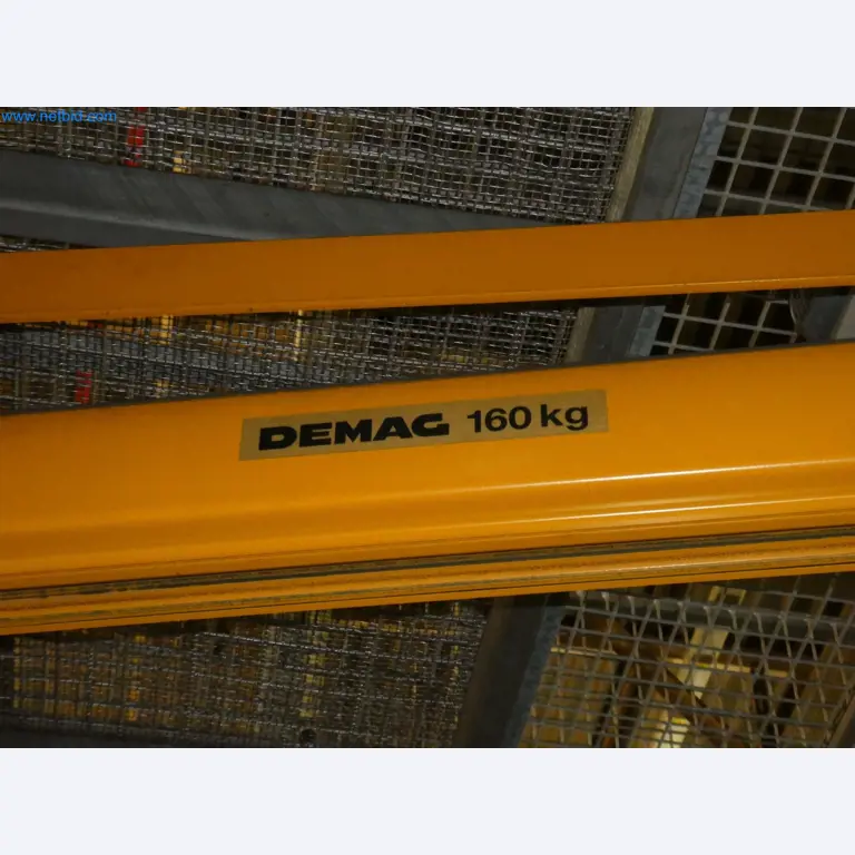 Roboty, sprzęt spawalniczy i akcesoria montażowe z branży motoryzacyjnej-5