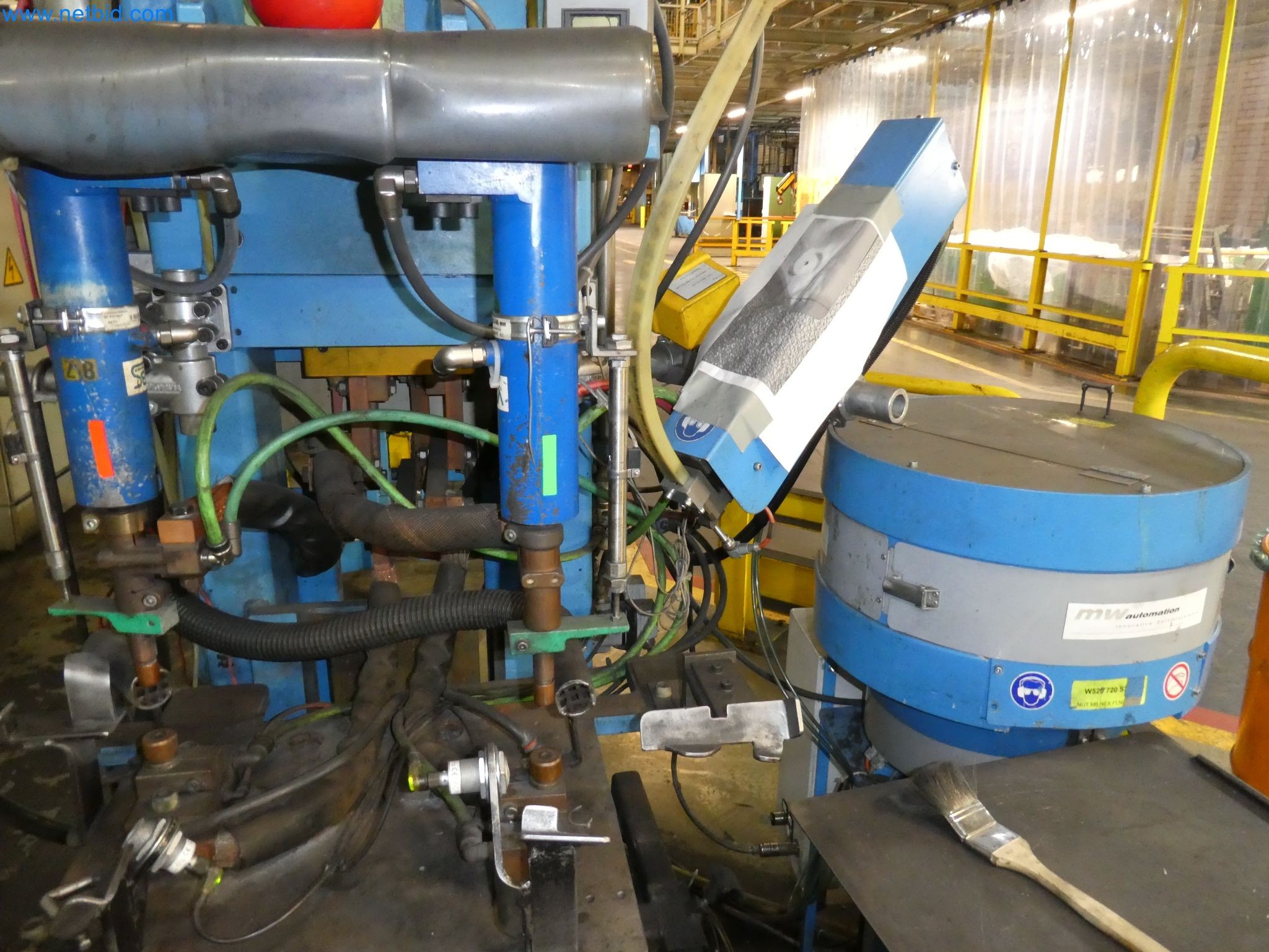 Robots, equipos de soldadura y accesorios de montaje de la industria del automóvil-3