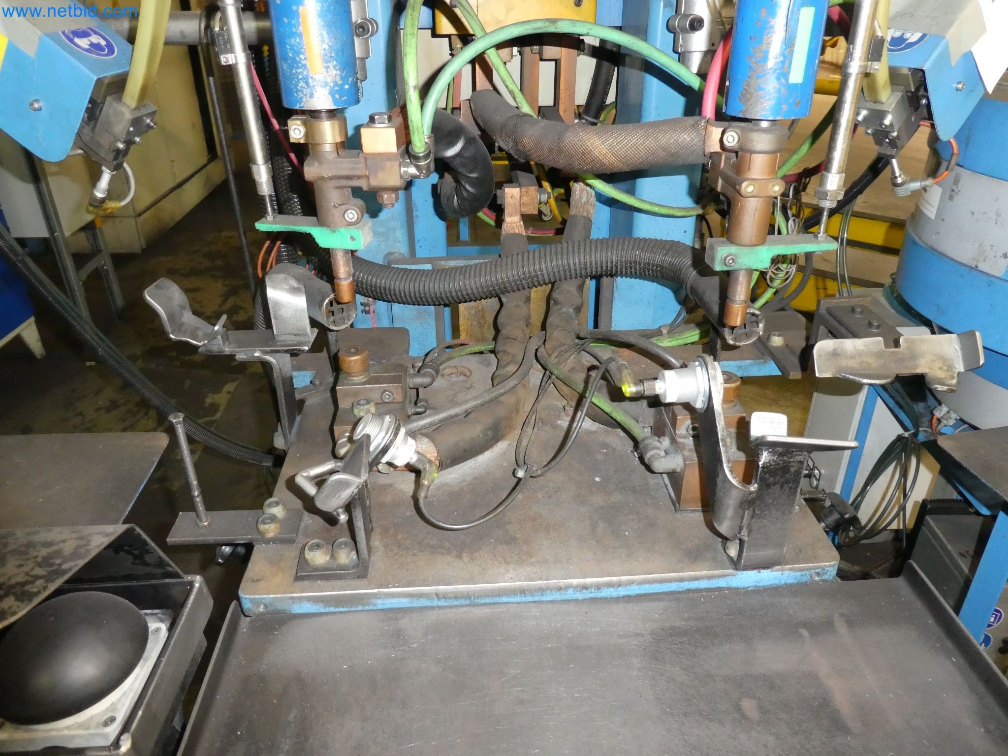 Robots, equipos de soldadura y accesorios de montaje de la industria del automóvil-7