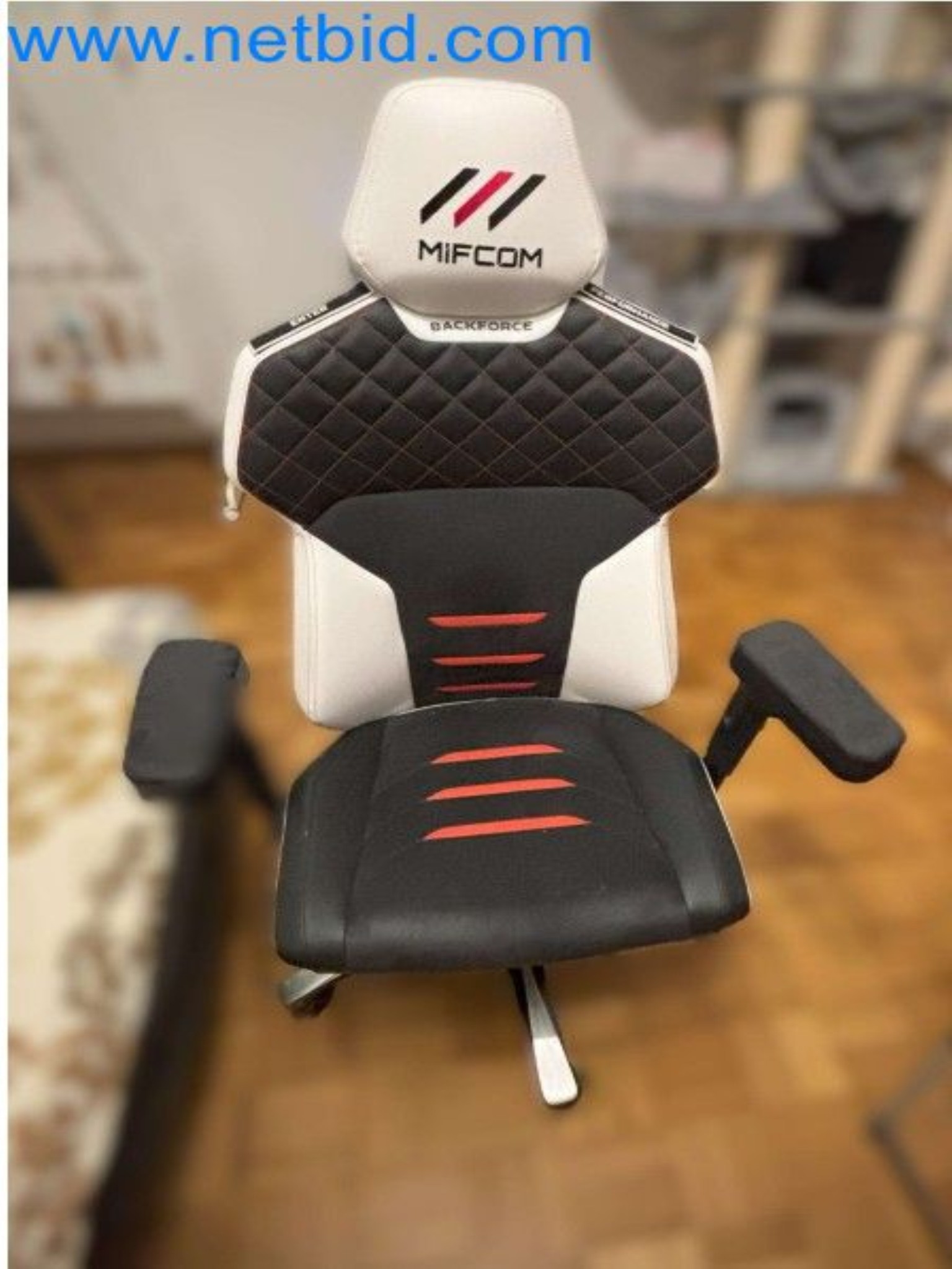 PC de jeu haut de gamme avec accessoires-11