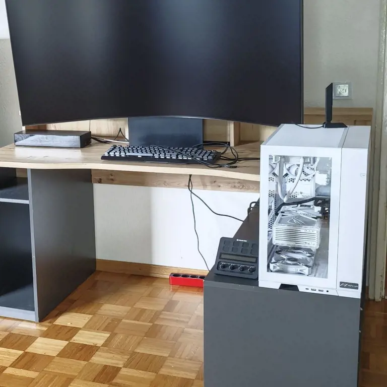 Špičkový herní počítač s příslušenstvím MIFCOM