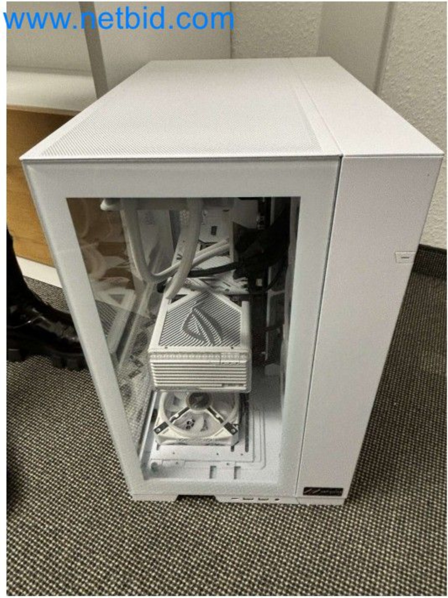 PC de jeu haut de gamme avec accessoires-3