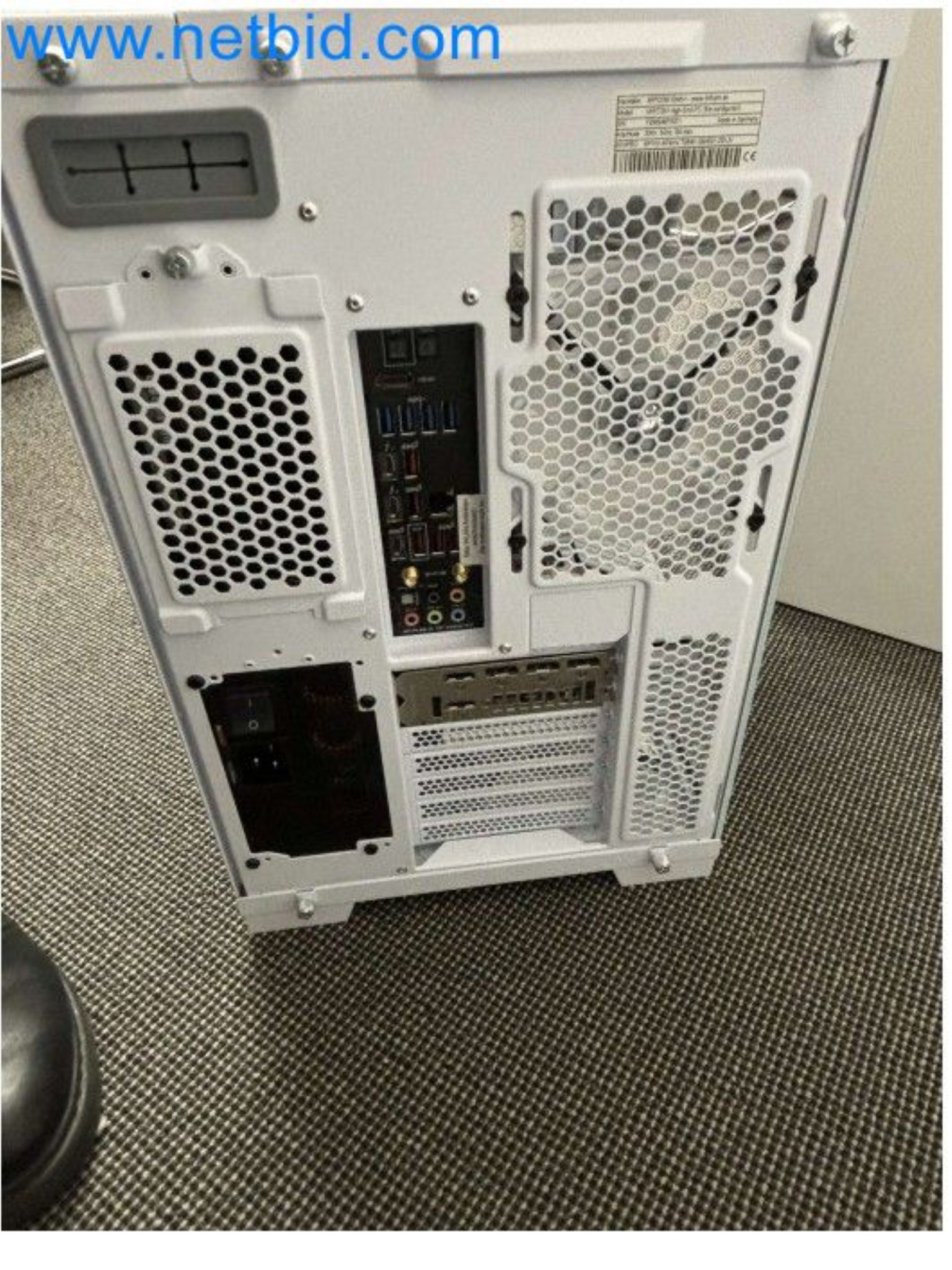 PC de jeu haut de gamme avec accessoires-4