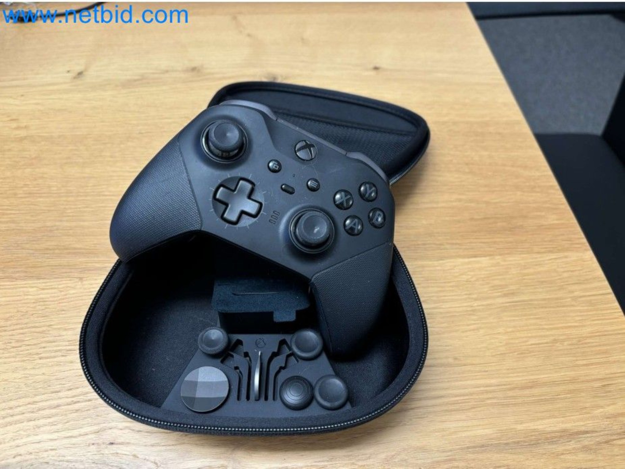 PC de jeu haut de gamme avec accessoires-6