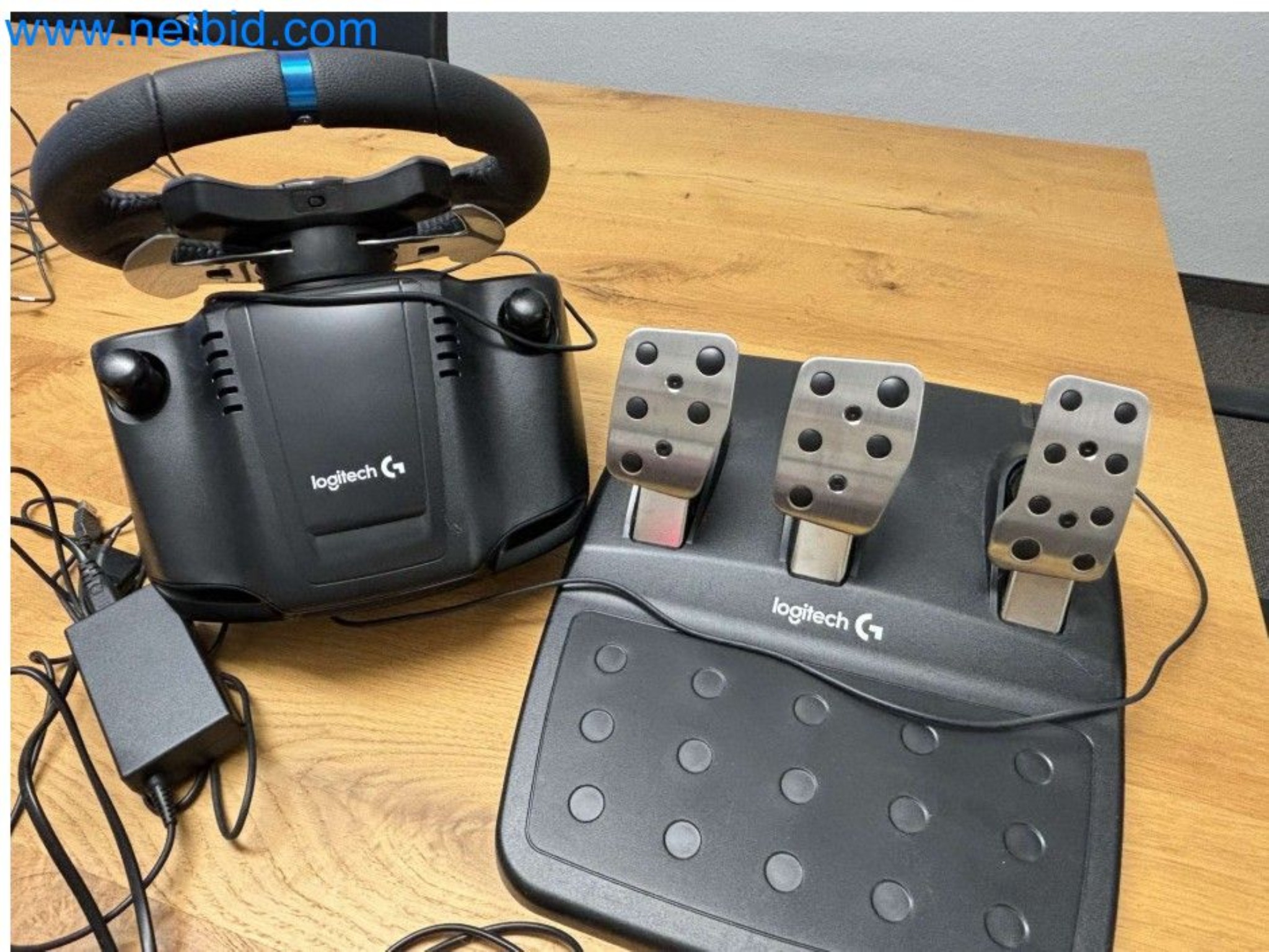 PC de jeu haut de gamme avec accessoires-8