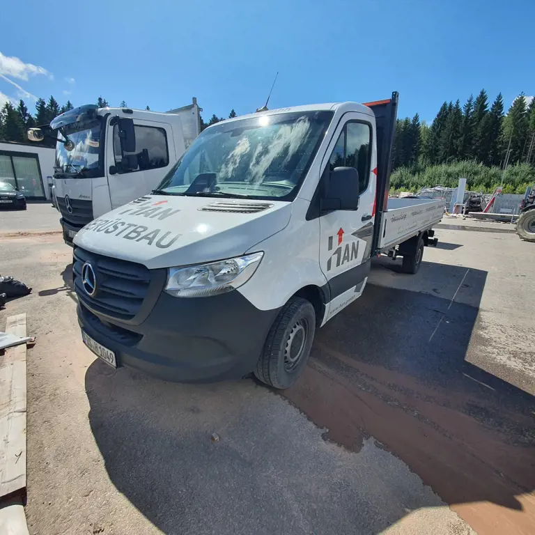 Tovornjak s plošcadjo (doplacilo se lahko spremeni) Mercedes-Benz Sprinter 317 CDi