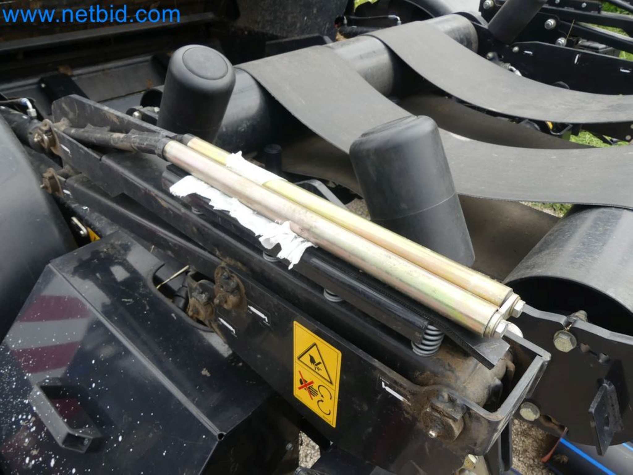 Doskonała technologia belowania z prasą rolującą New Holland 125 Combi-17