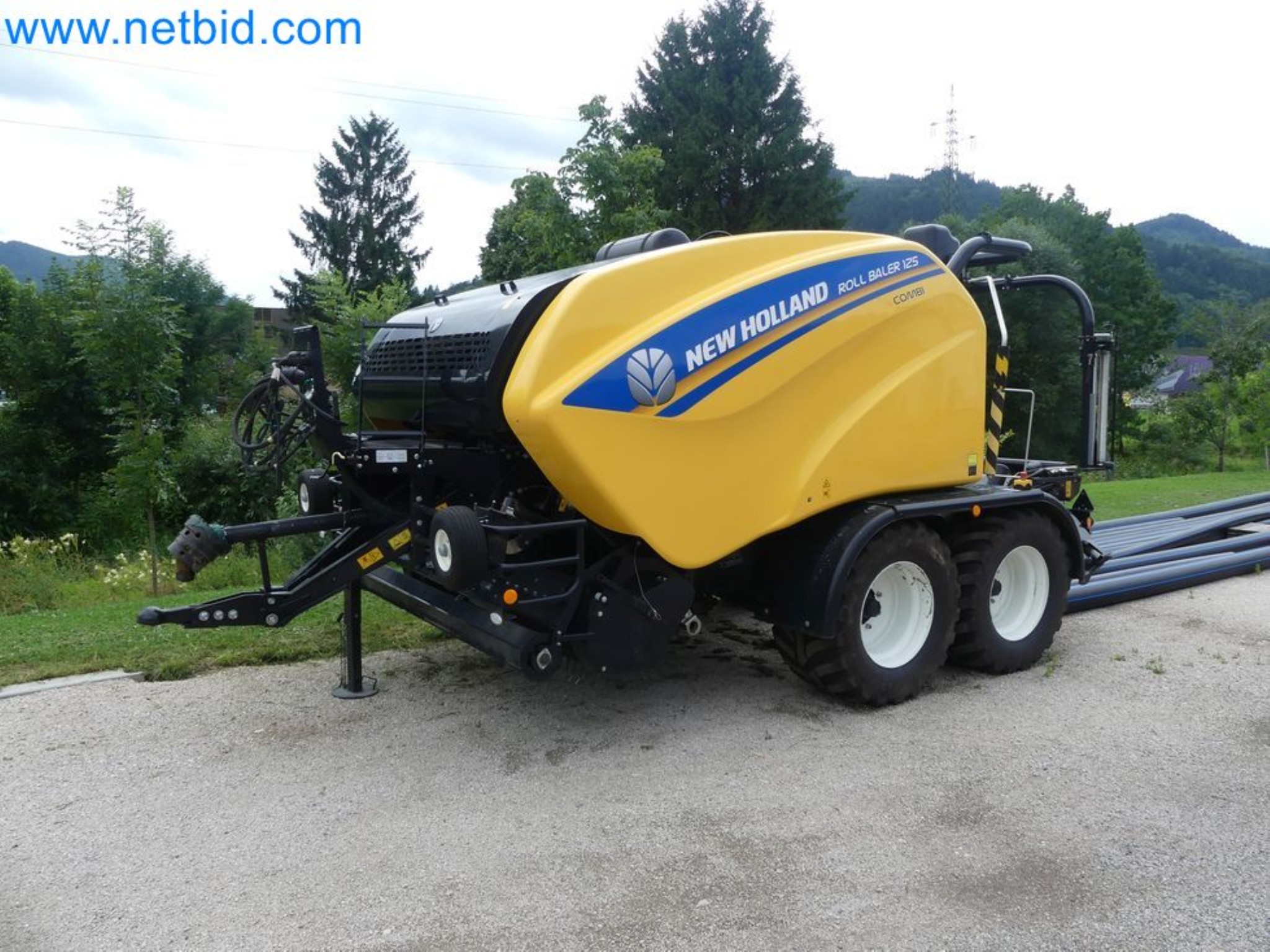 Doskonała technologia belowania z prasą rolującą New Holland 125 Combi-1