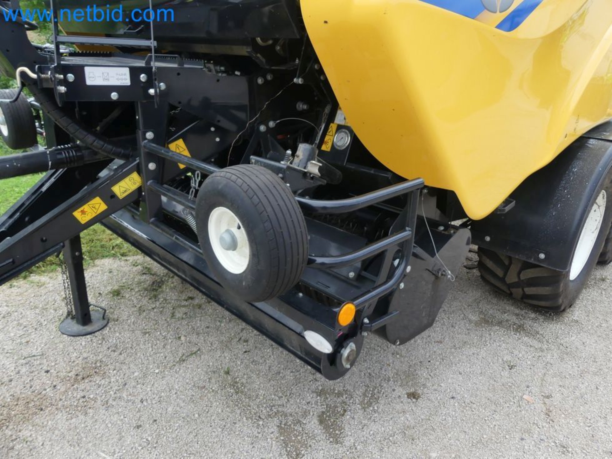 Doskonała technologia belowania z prasą rolującą New Holland 125 Combi-20