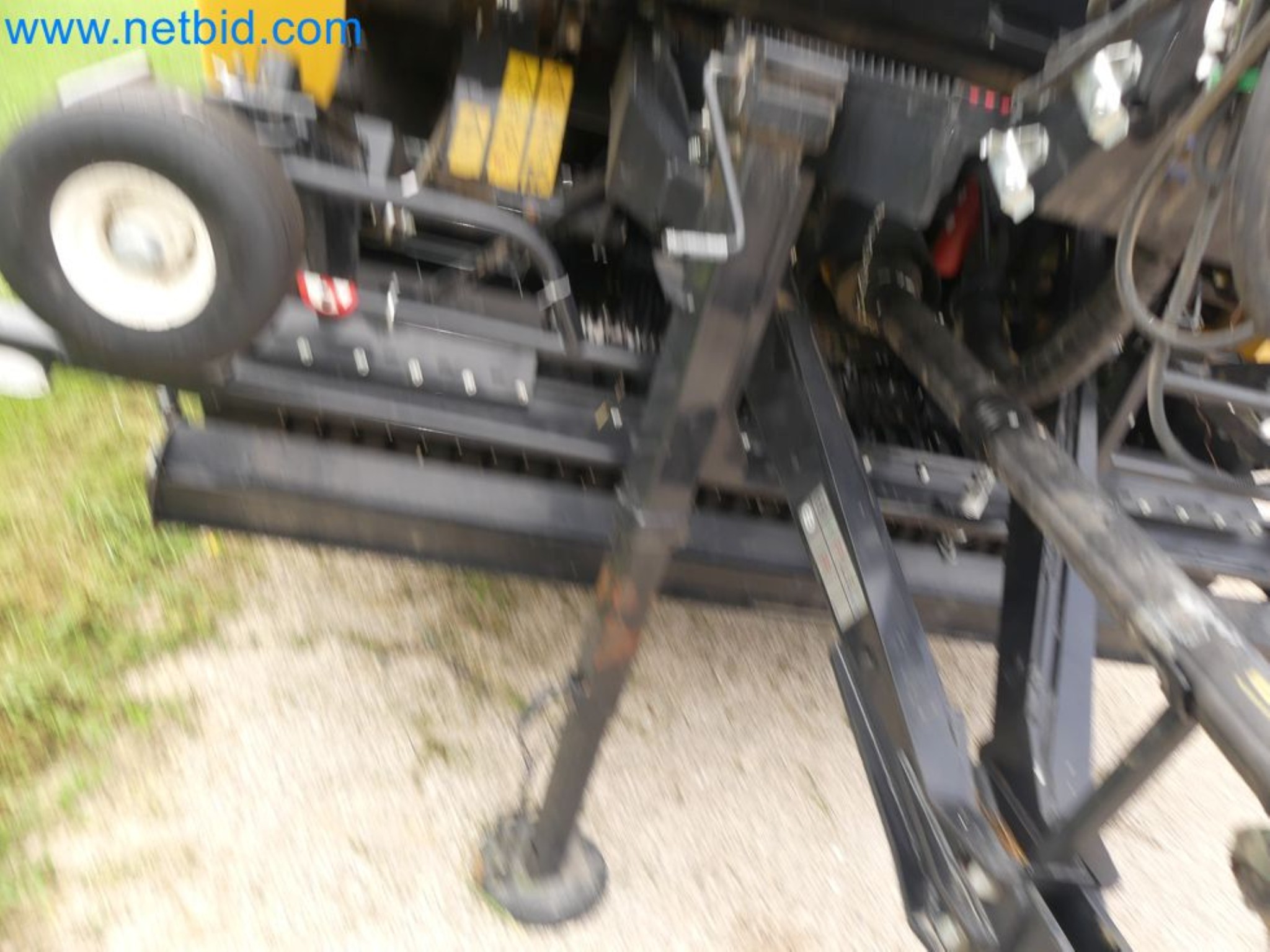 Doskonała technologia belowania z prasą rolującą New Holland 125 Combi-24