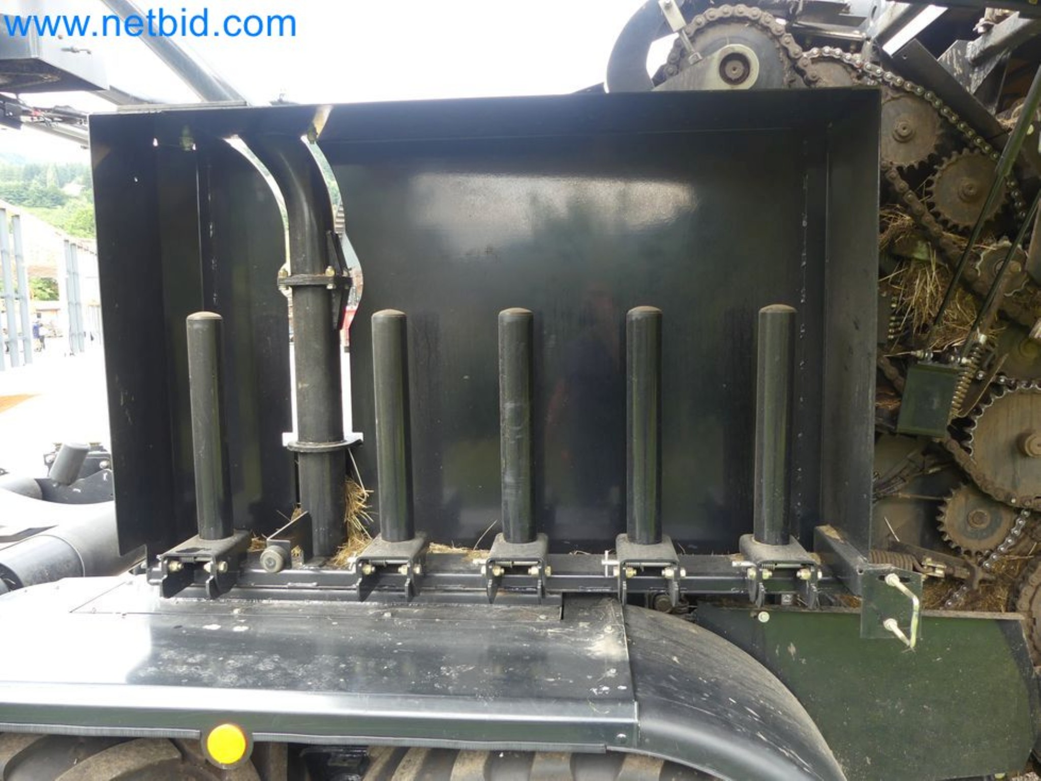 Doskonała technologia belowania z prasą rolującą New Holland 125 Combi-26