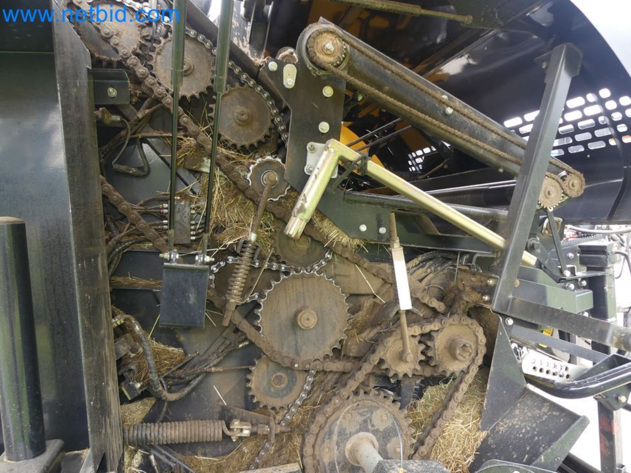 Doskonała technologia belowania z prasą rolującą New Holland 125 Combi-28