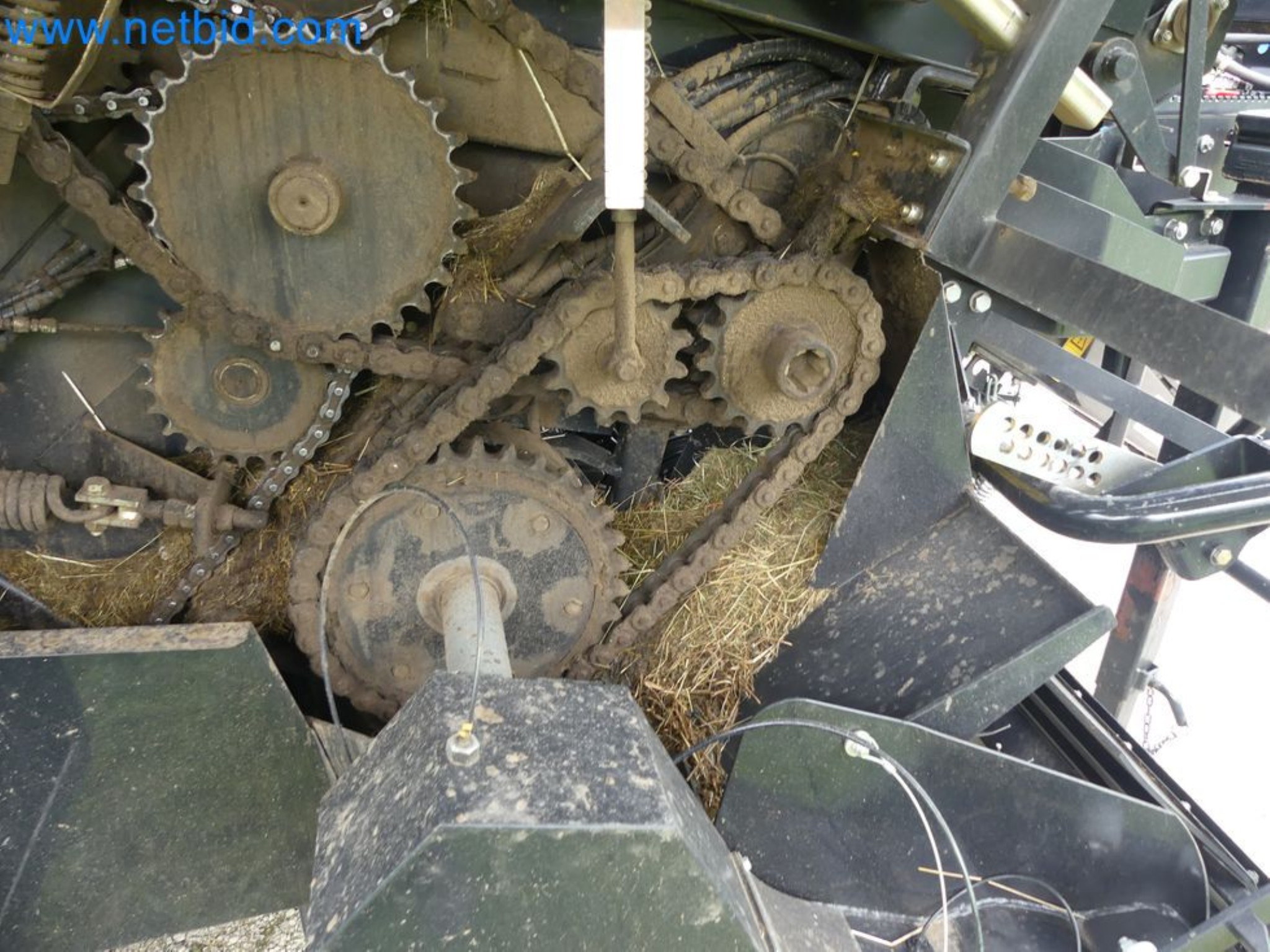 Doskonała technologia belowania z prasą rolującą New Holland 125 Combi-29