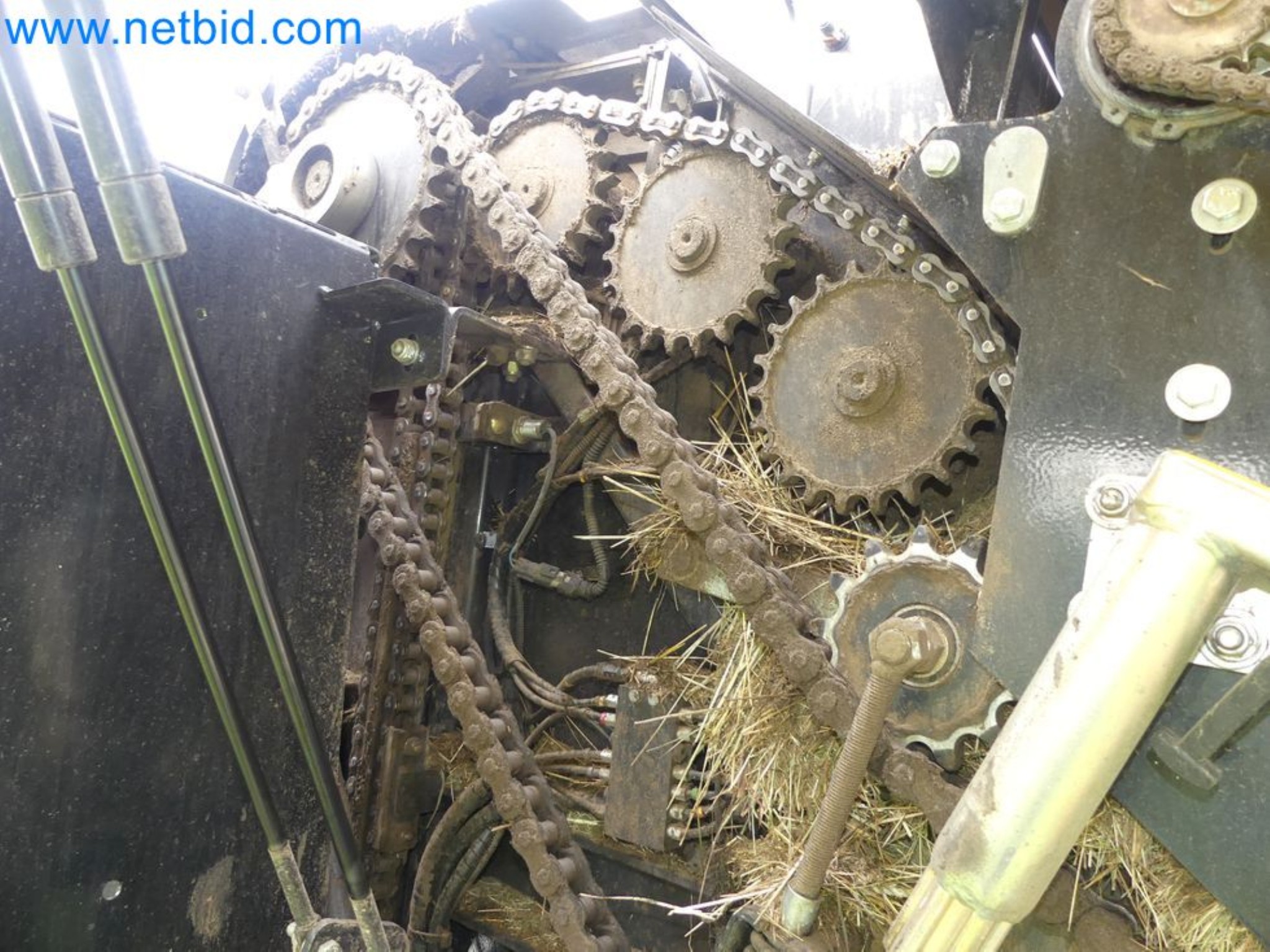 Doskonała technologia belowania z prasą rolującą New Holland 125 Combi-30