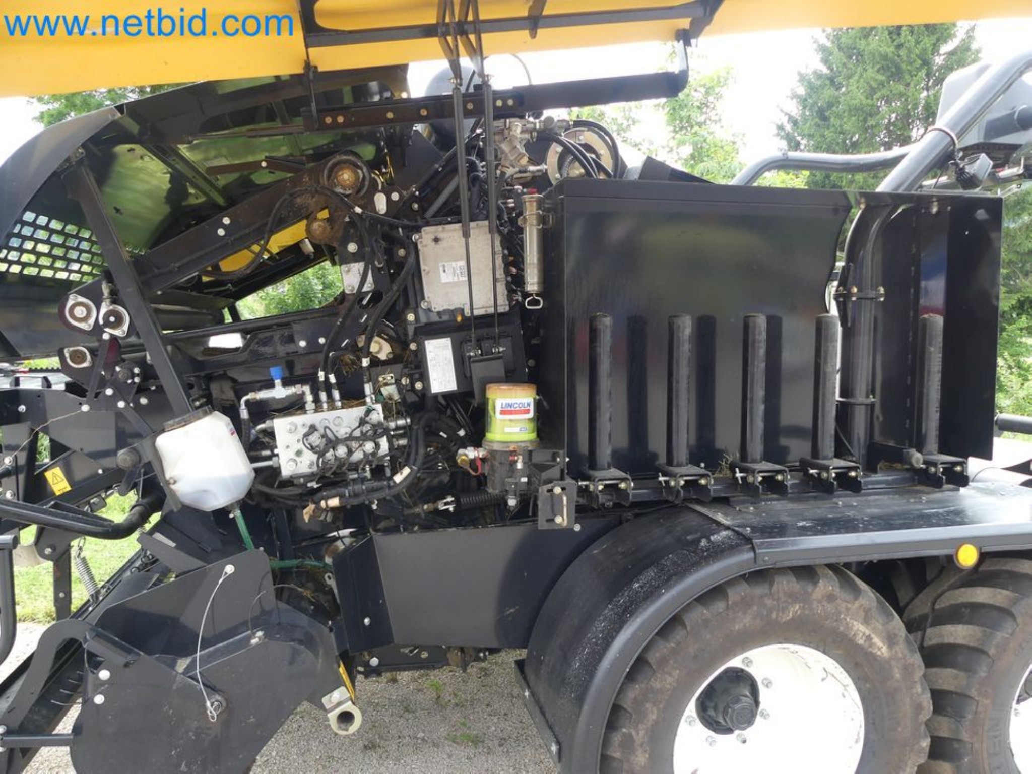 Doskonała technologia belowania z prasą rolującą New Holland 125 Combi-31