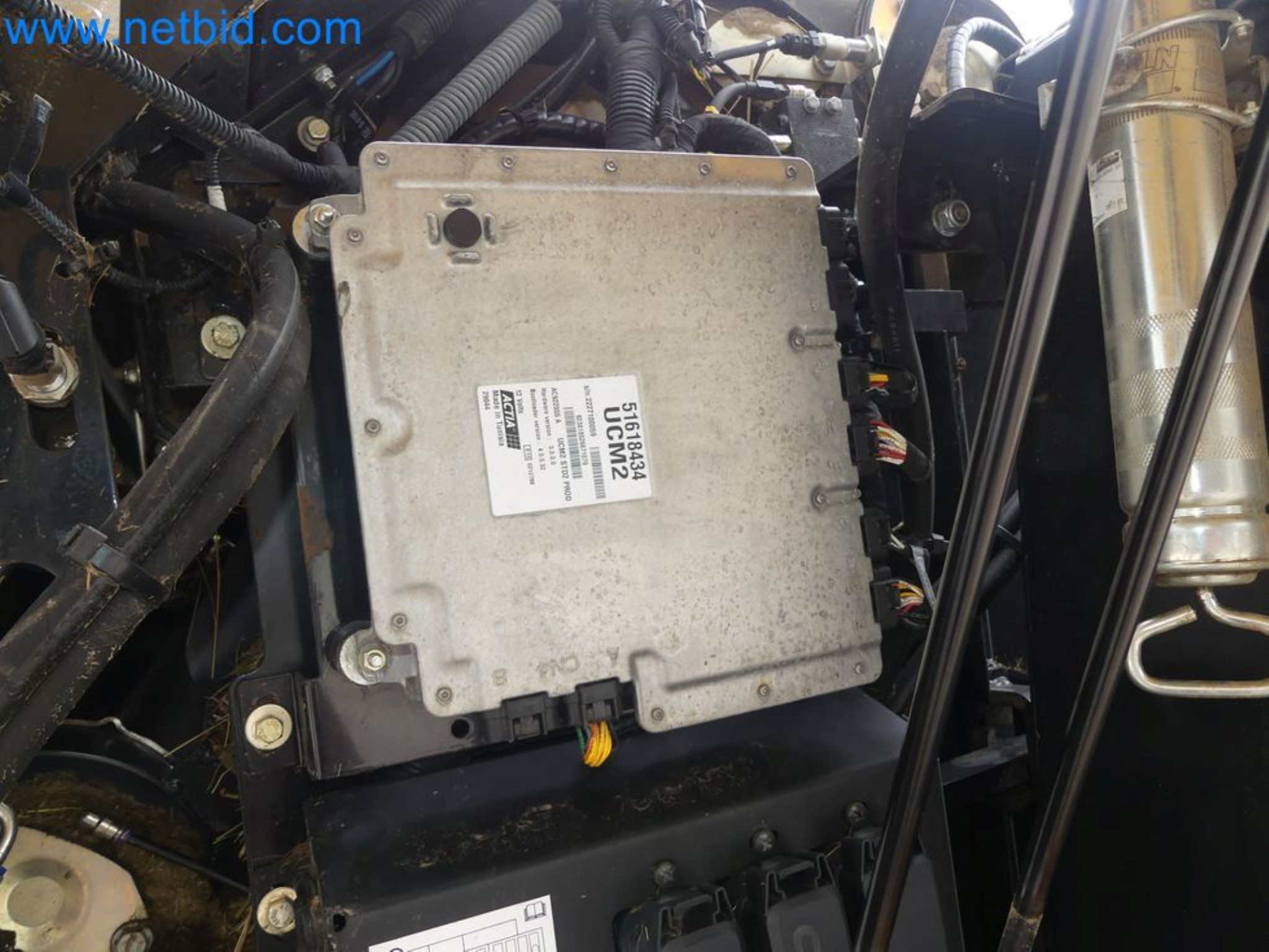 Doskonała technologia belowania z prasą rolującą New Holland 125 Combi-35