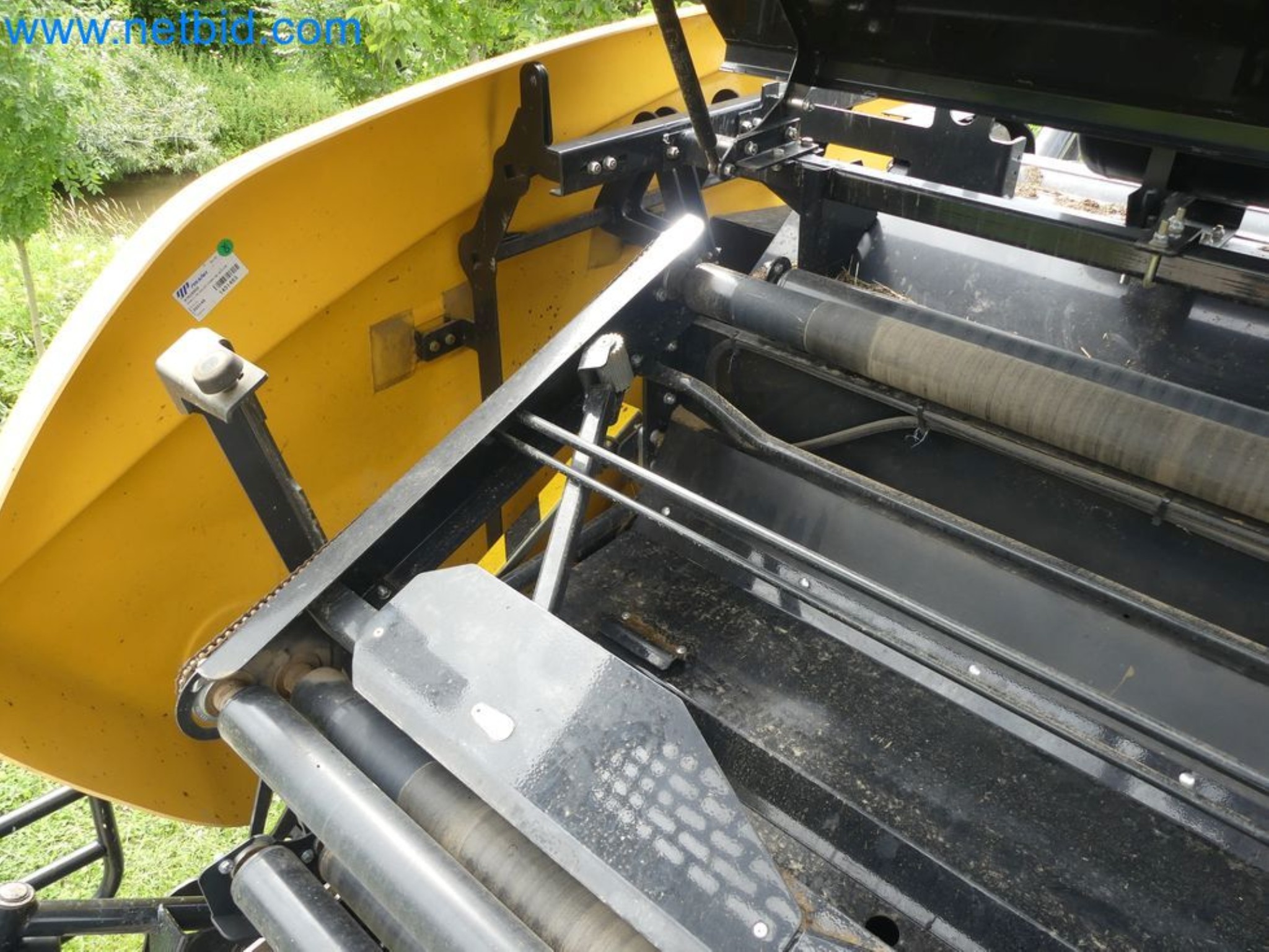 Doskonała technologia belowania z prasą rolującą New Holland 125 Combi-37