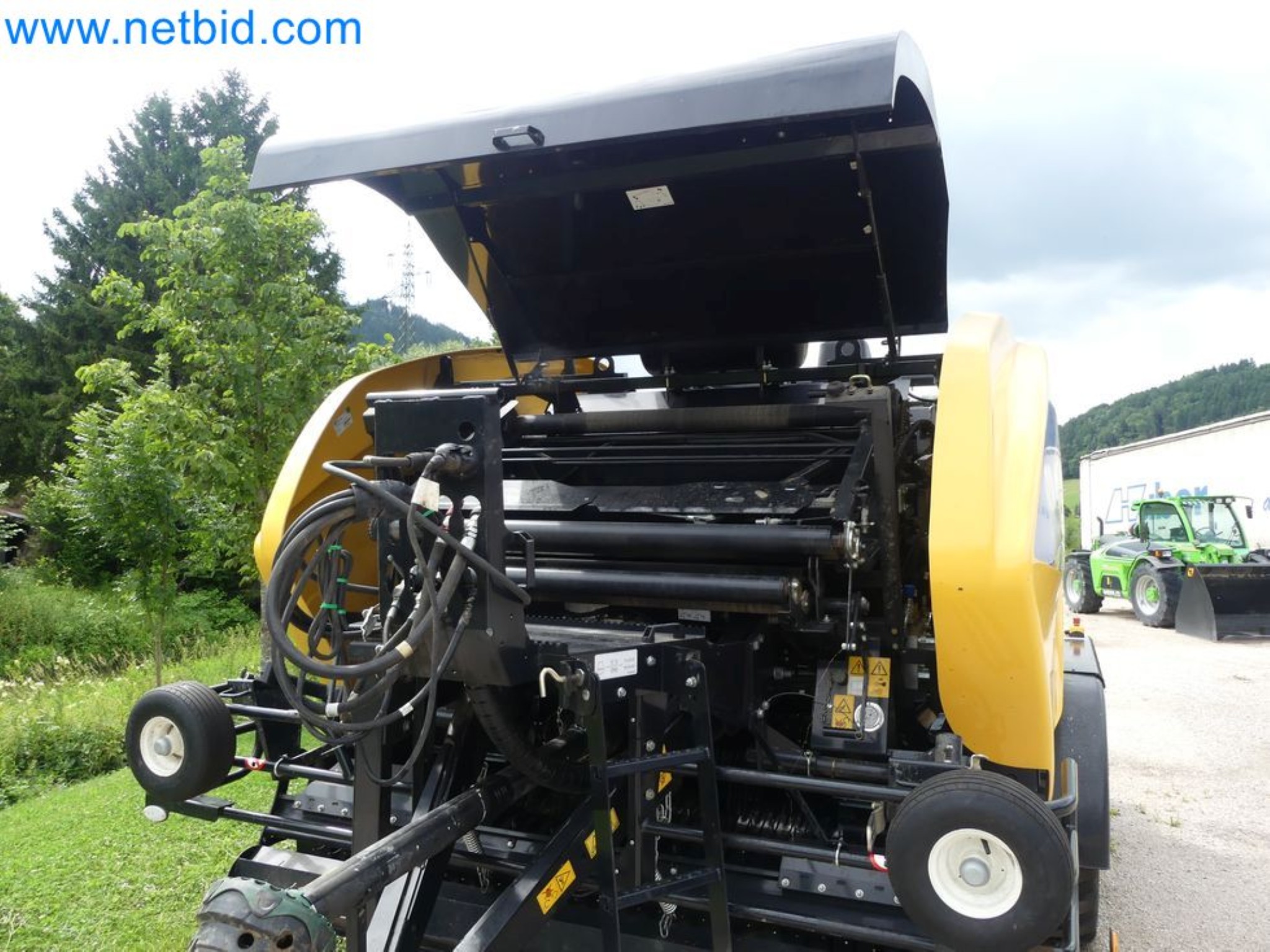 Doskonała technologia belowania z prasą rolującą New Holland 125 Combi-41