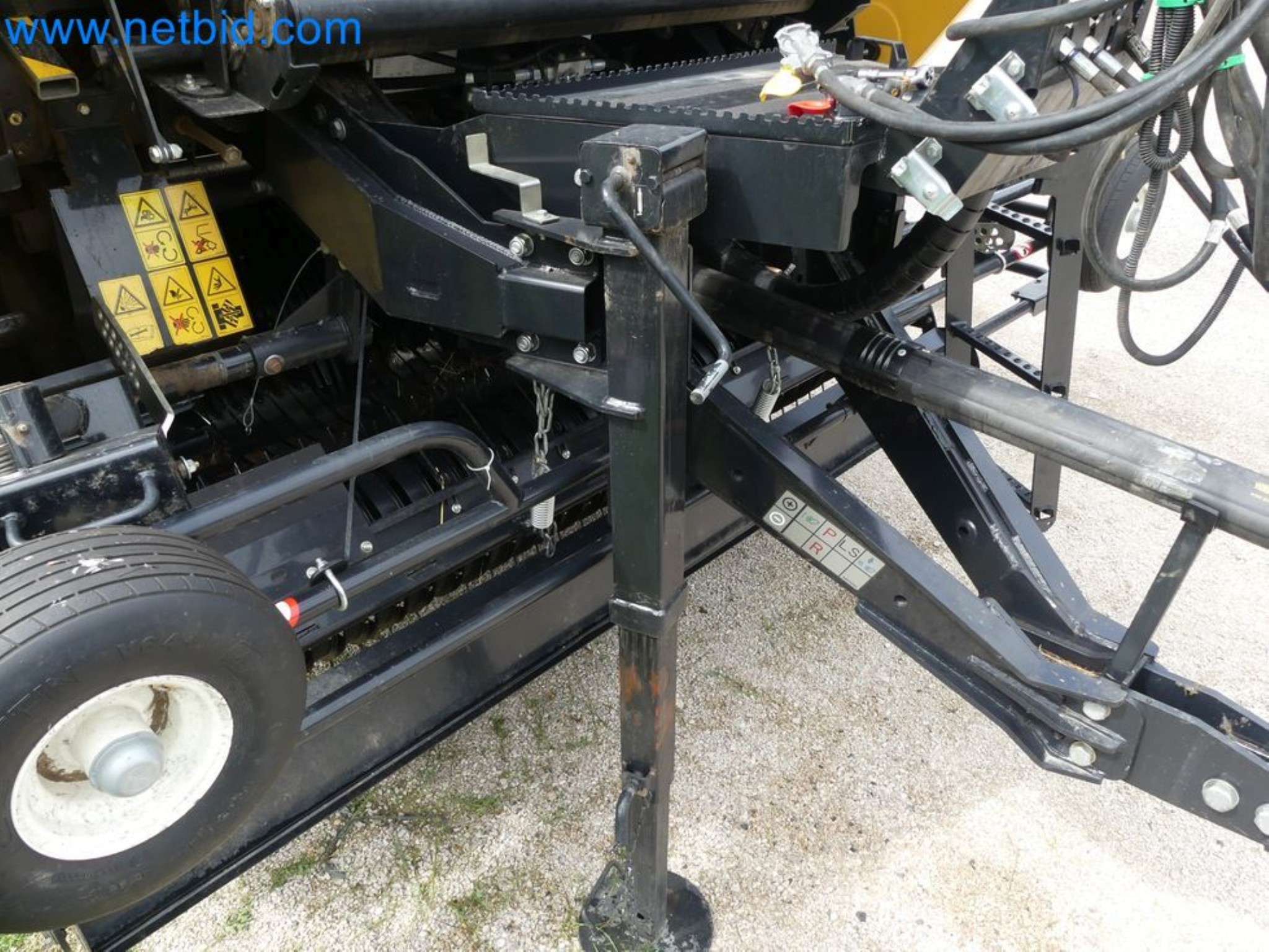 Doskonała technologia belowania z prasą rolującą New Holland 125 Combi-42