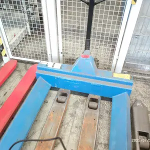 Transportni paletni voziček za papirne zvitke