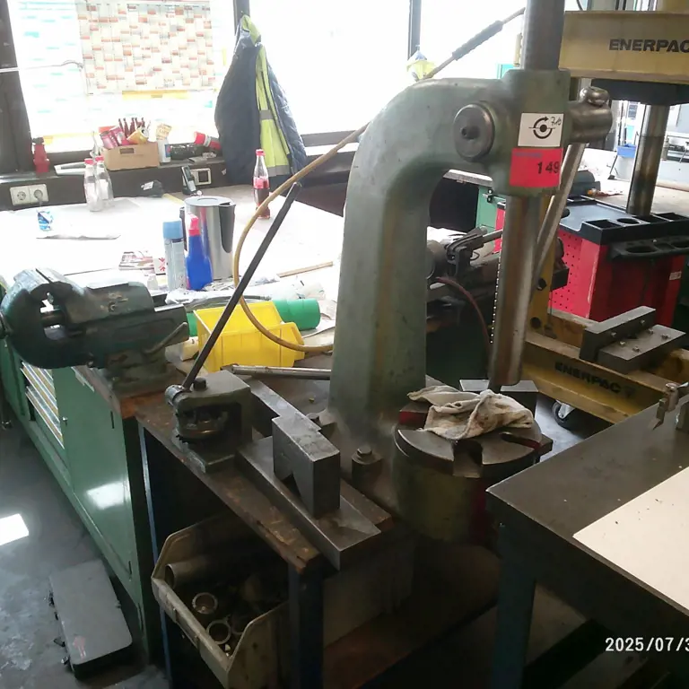 Toggle press