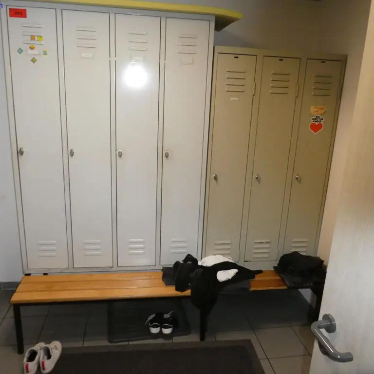 2 Changing room benches