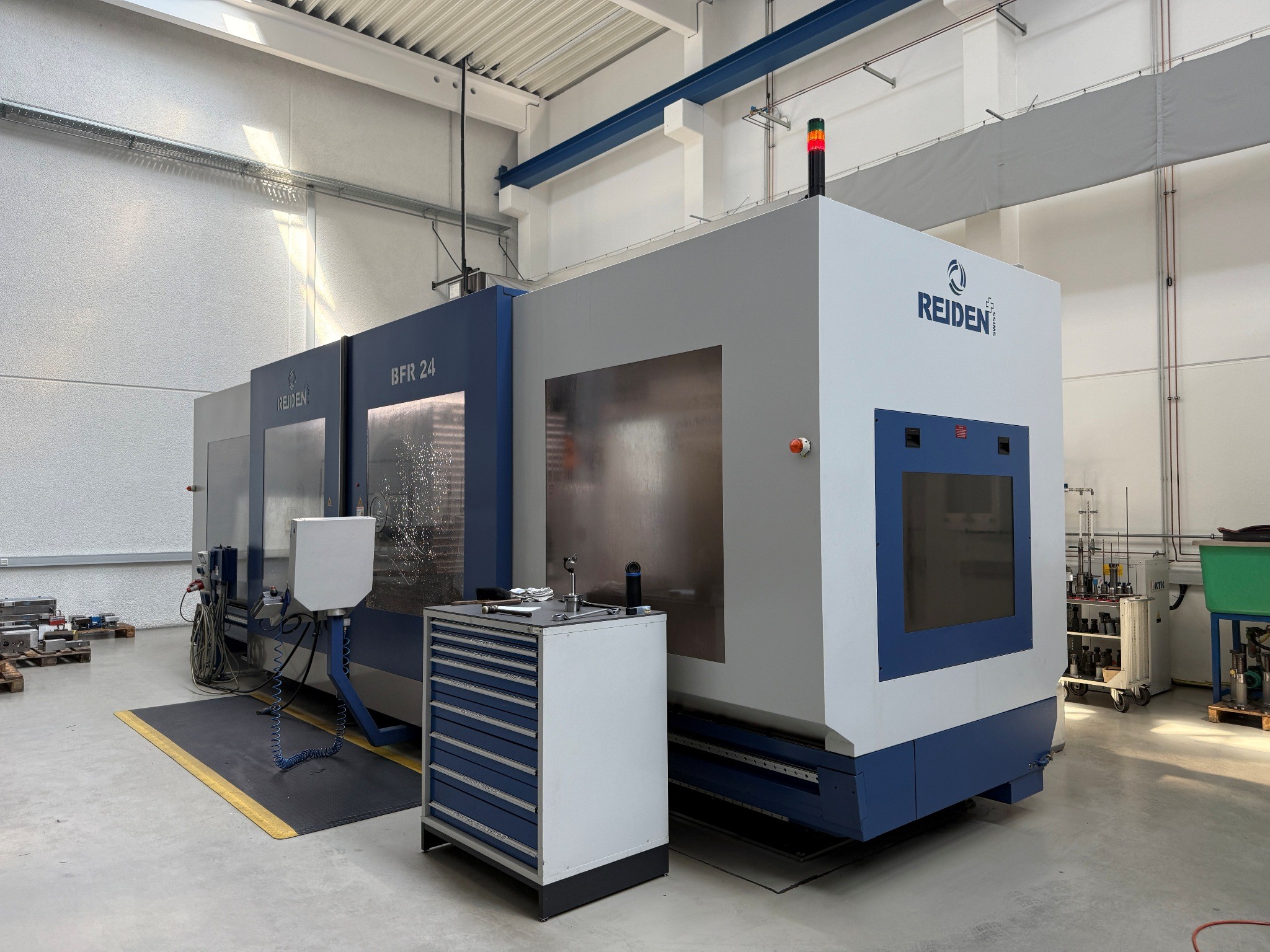 Maschinen zur Herstellung von präzisen Metallbauteilen mittels CNC-Drehen und CNC-Fräsen-11